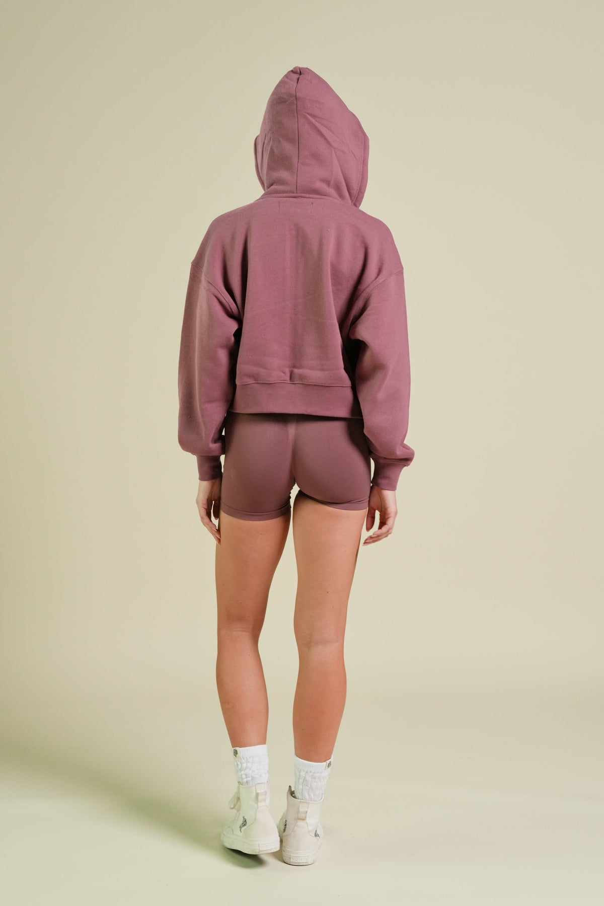 Cursive Wolves "Sage" Cropped Zip Hoodie in Nutmeg — imagem 2