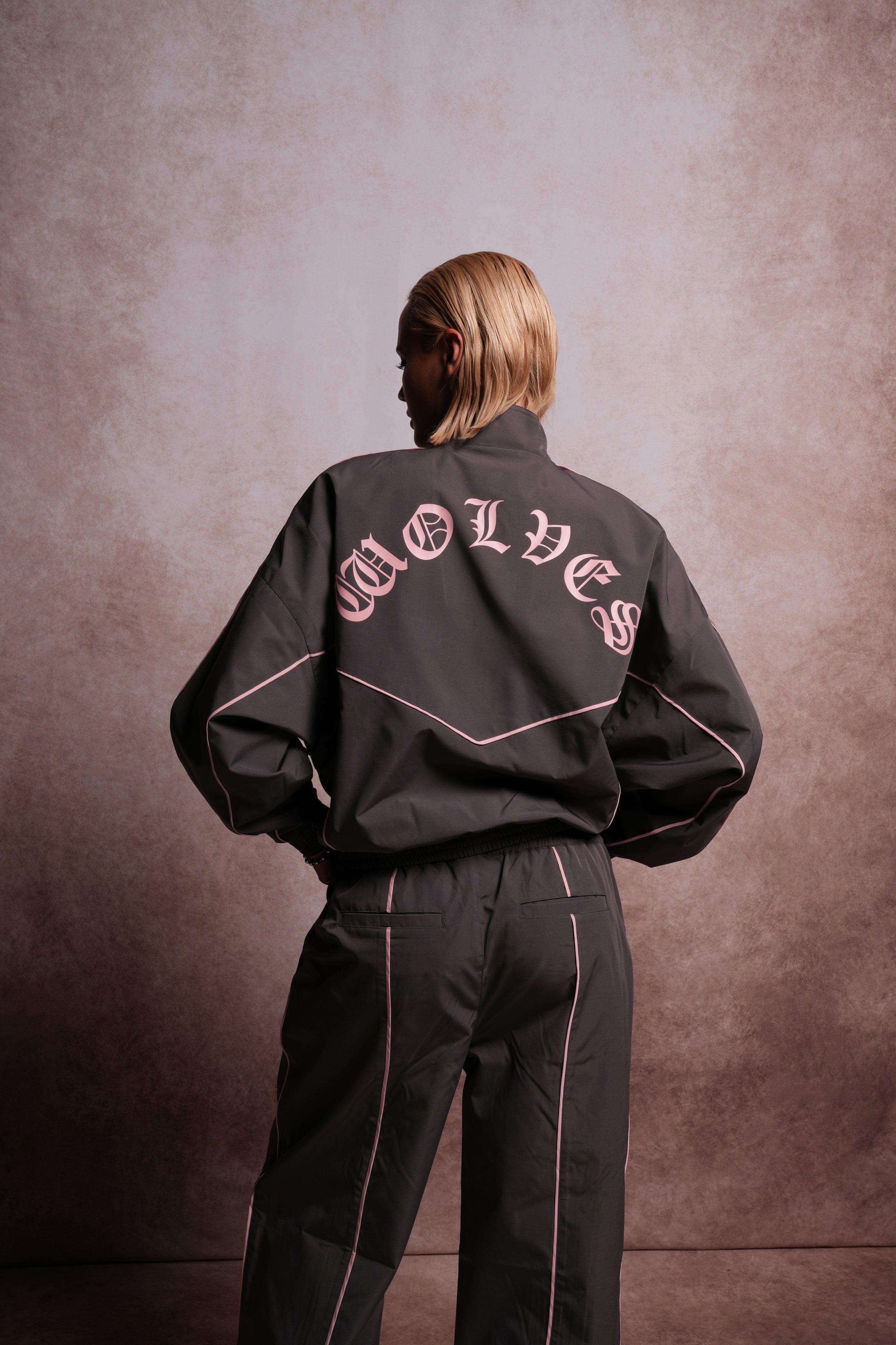 Darc Sport Wolves Quinn Track Jacket in Wolf Gray/Cherry Blossom — imagem 3