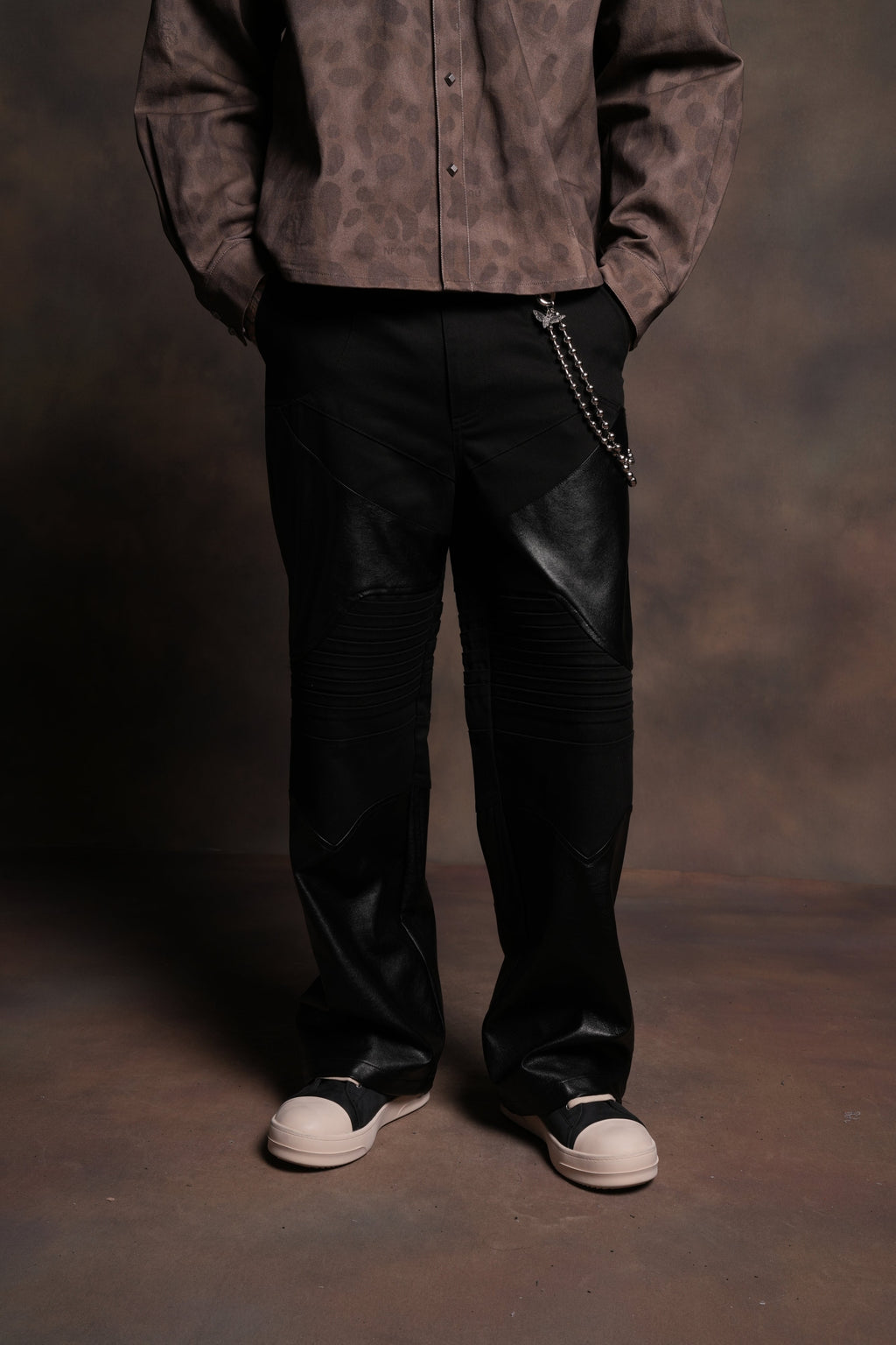 Wolf Chopper Onyx Pants in Black — imagem 2