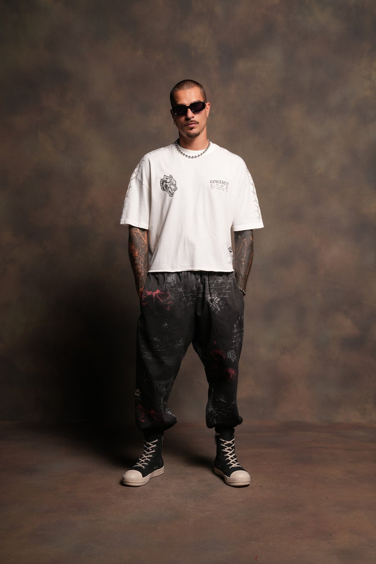 Wolves Pyramid Lightweight Lounger Sweat Pants In Rosas Del Corazon