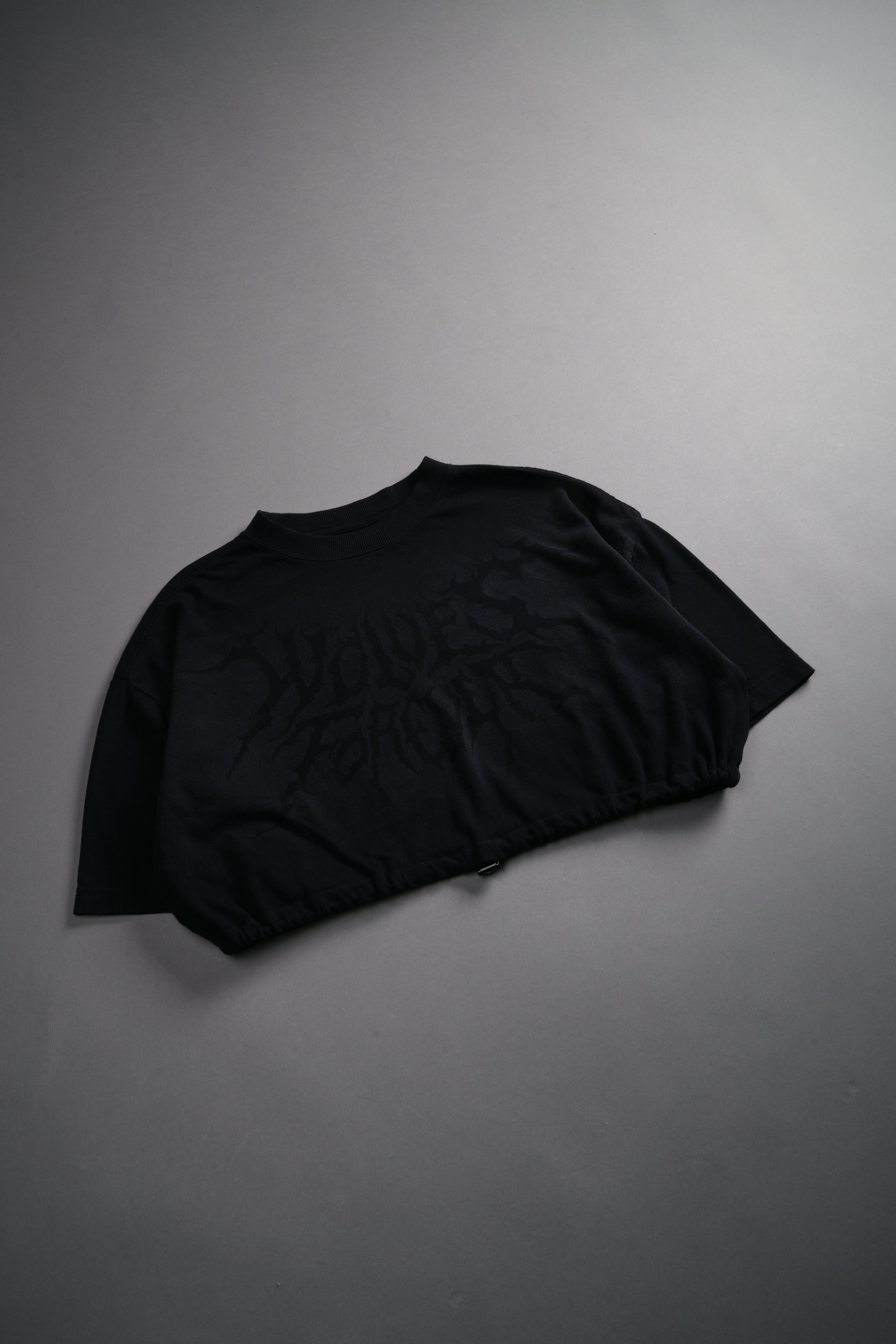 Forged From Iron Bungee Cropped Tee in Black Horizon Sun Fade — imagem 9