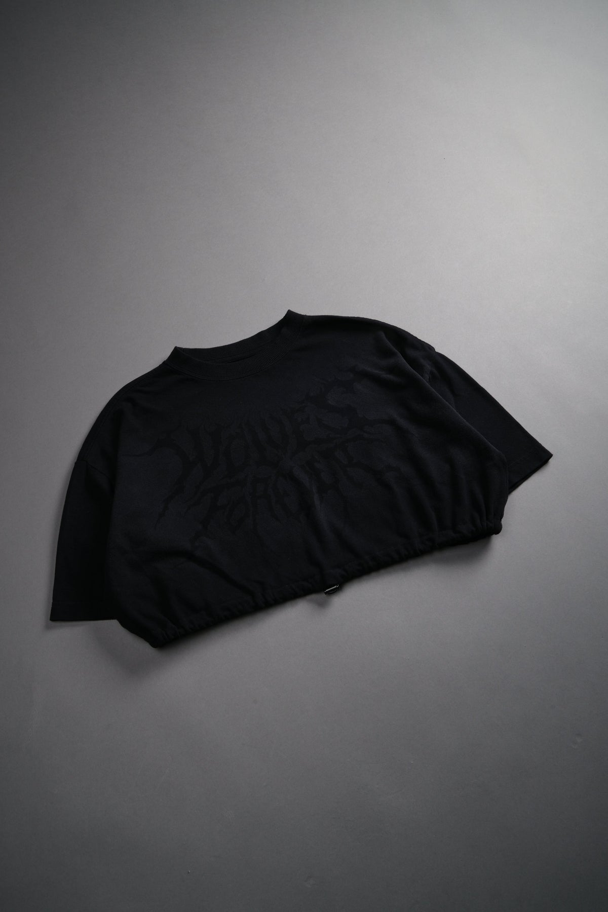 Forged From Iron Bungee Cropped Tee in Black Horizon Sun Fade - imagem 9