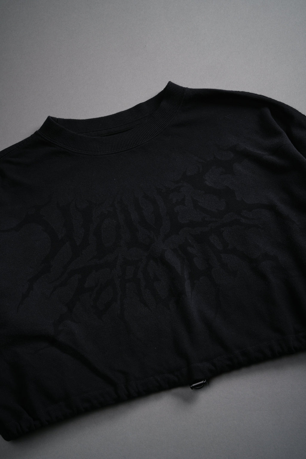 Forged From Iron Bungee Cropped Tee in Black Horizon Sun Fade — imagem 7