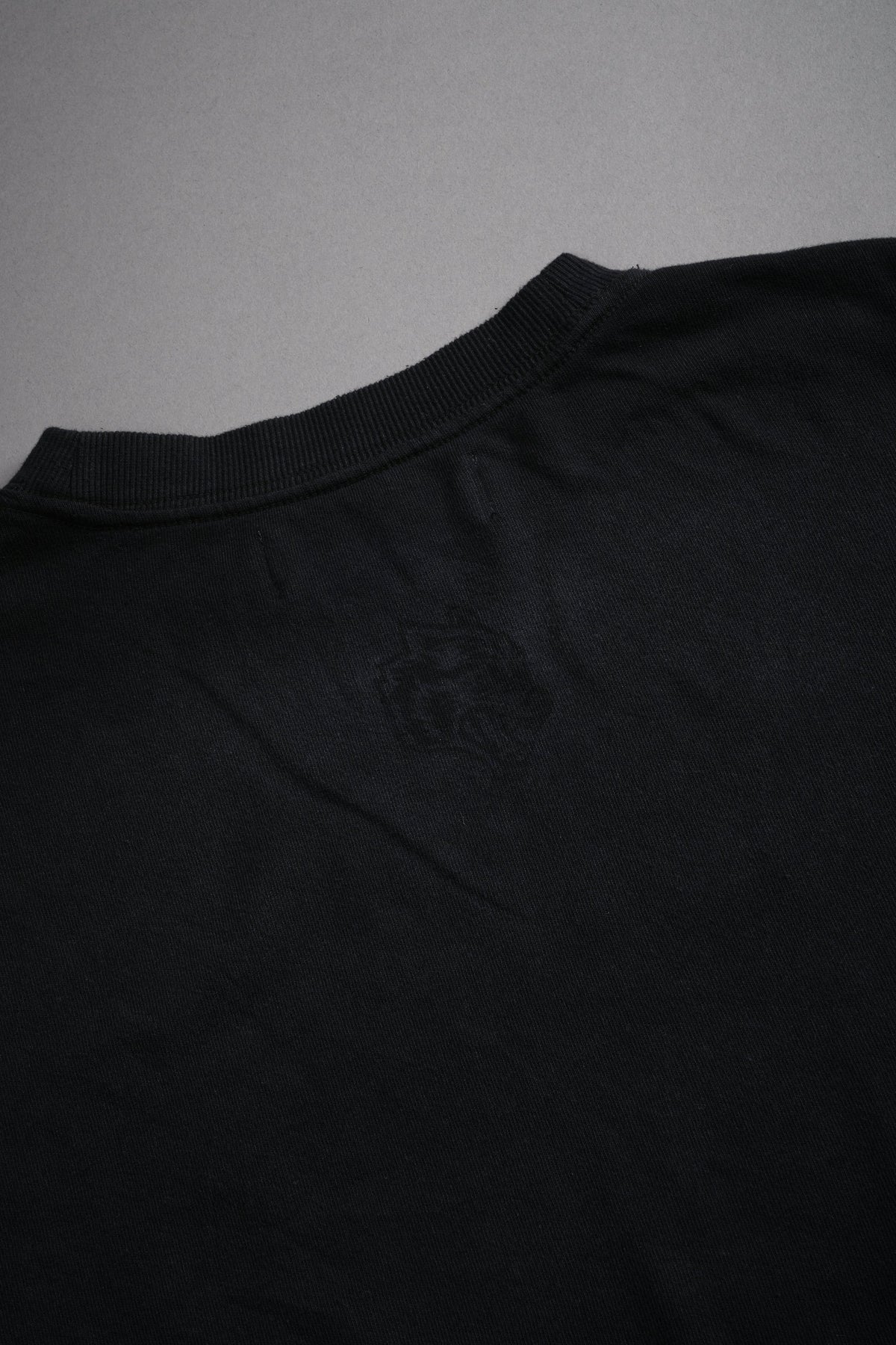 Forged From Iron Bungee Cropped Tee in Black Horizon Sun Fade - imagem 8