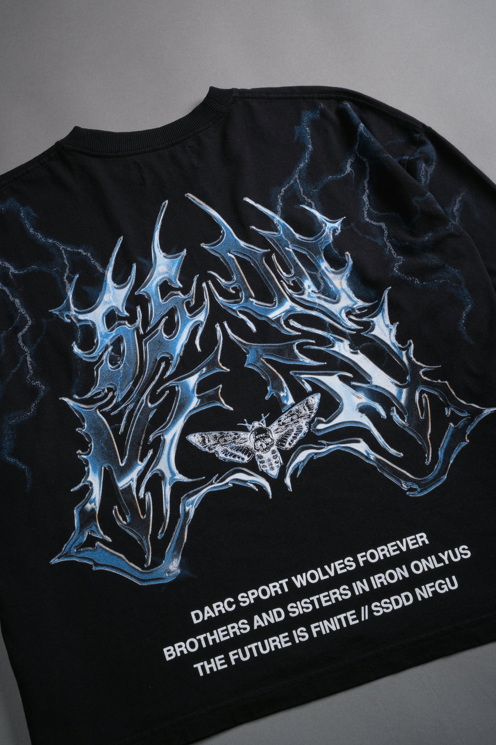 Lightning Strike Grunge "Box Cut" Tee in Black — imagem 8
