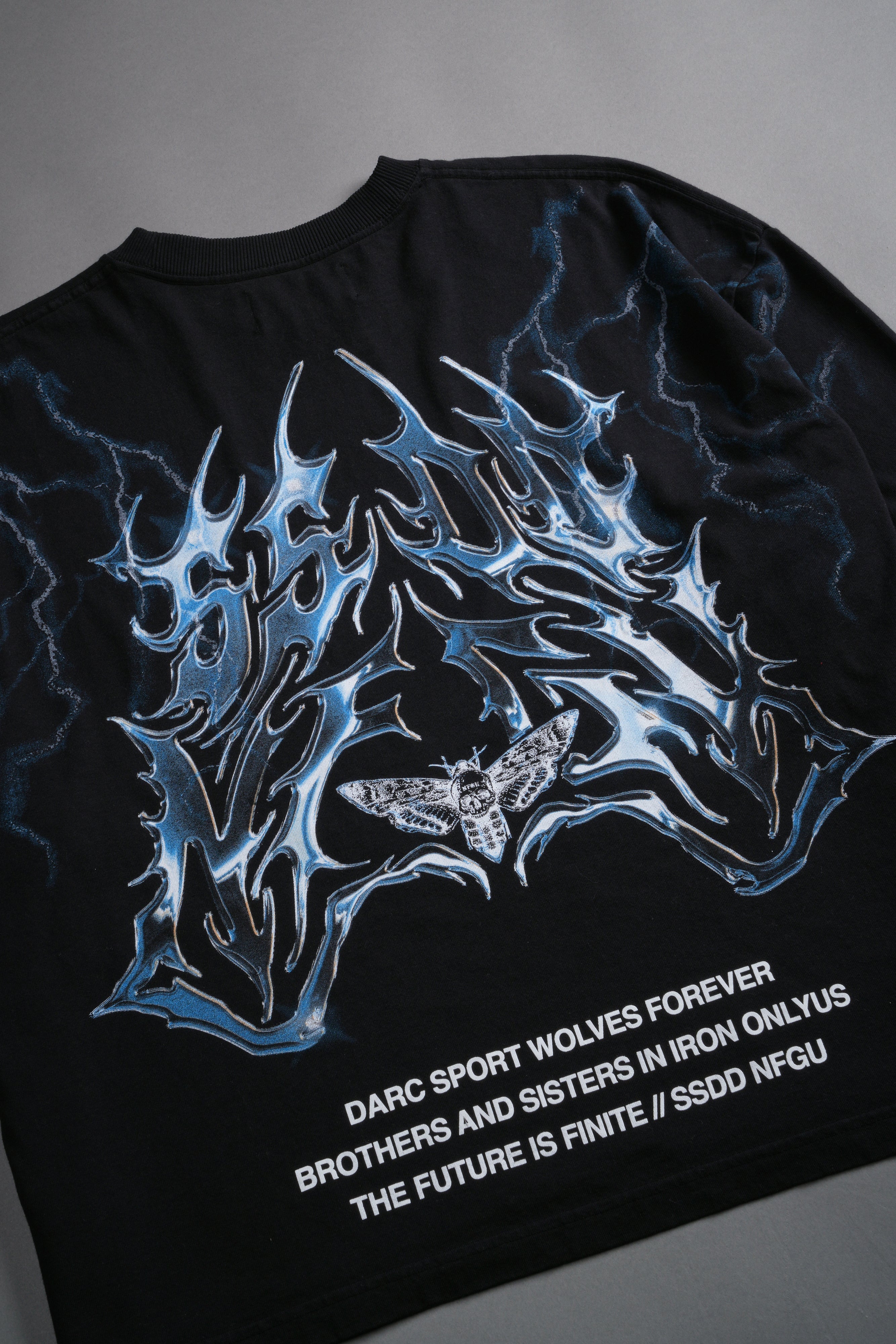 Lightning Strike Grunge "Box Cut" Tee in Black — imagem 8