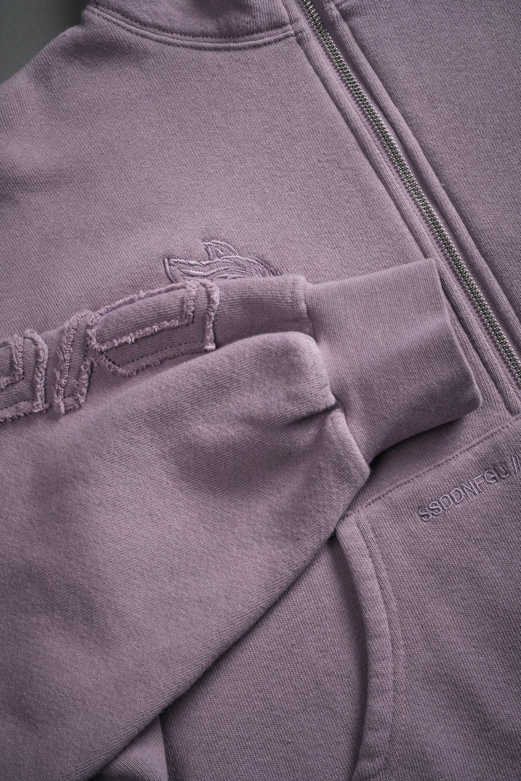 Our Mantra Appliqué Oversized "Everson" Mockneck in Purple Smoke - imagem 9
