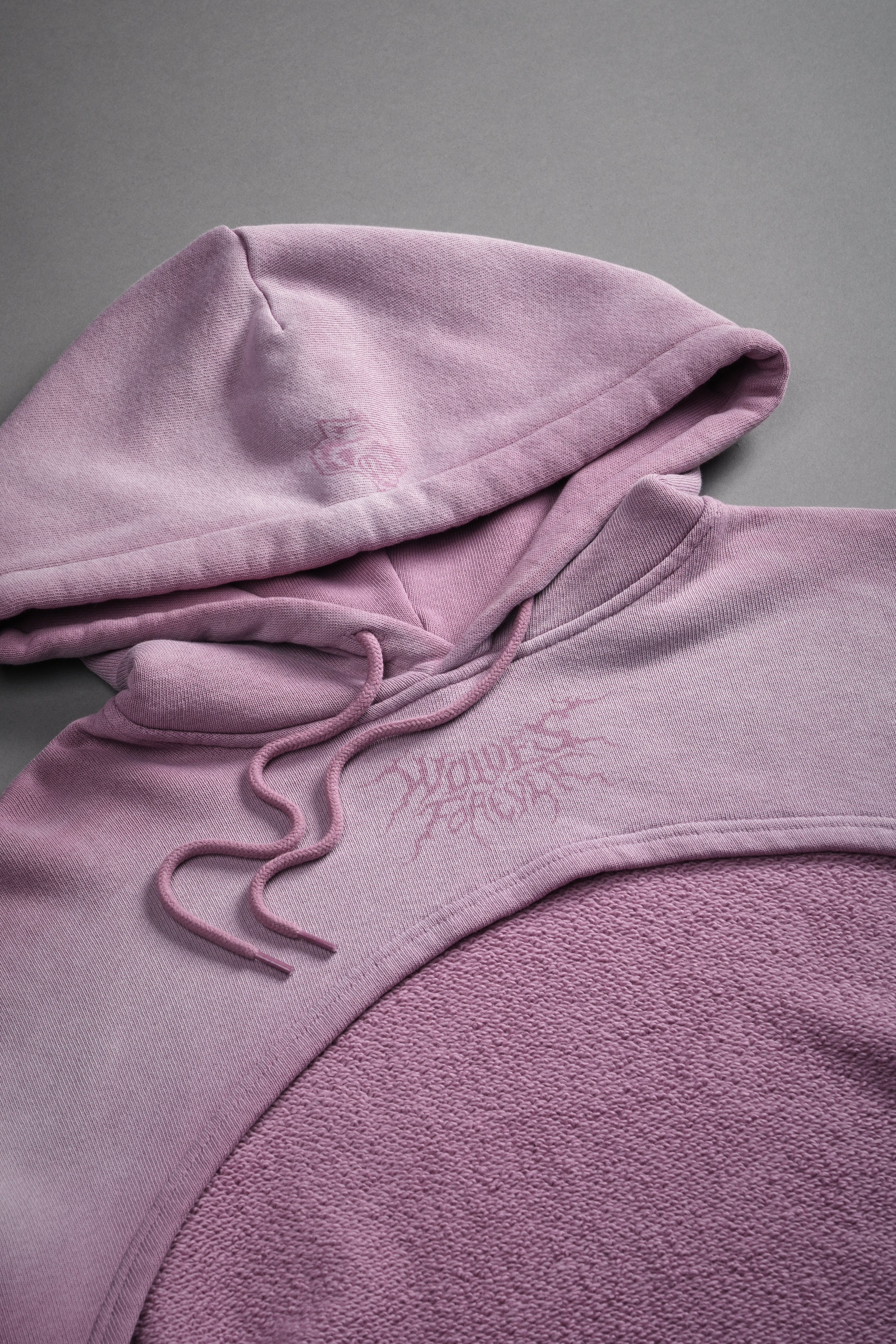 Forged From Iron "Willow" Cropped Hoodie in Pink Smoke Spine Sun Fade — imagem 9