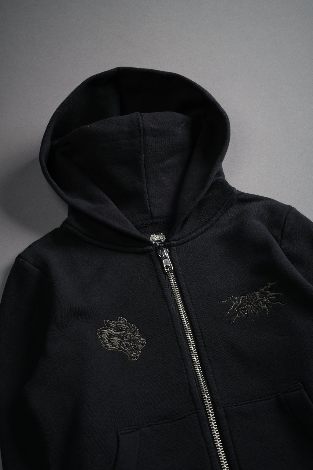 Moth Kanji "Iris" Zip Up Hoodie in Black — imagem 8