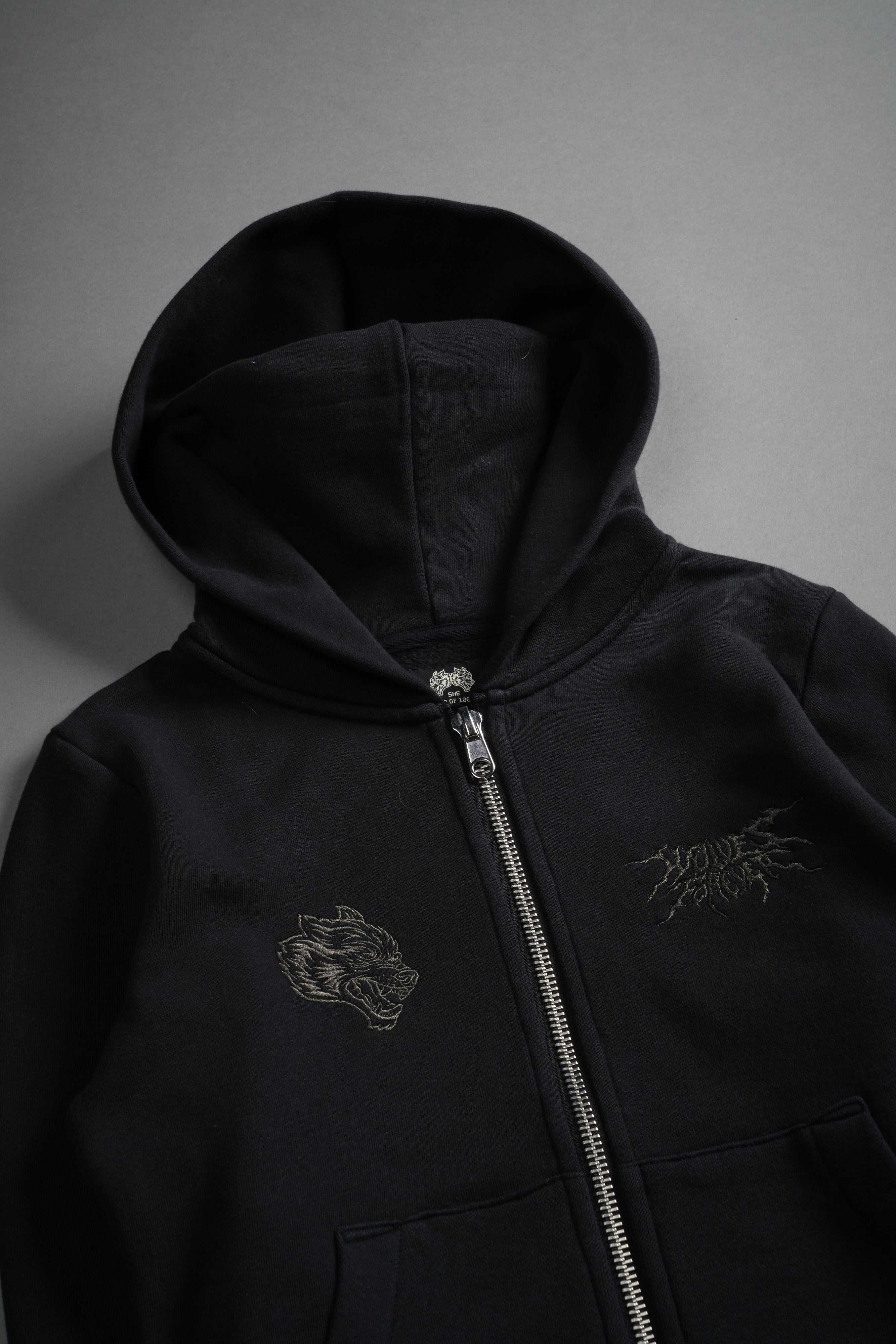 Moth Kanji "Iris" Zip Up Hoodie in Black — imagem 8