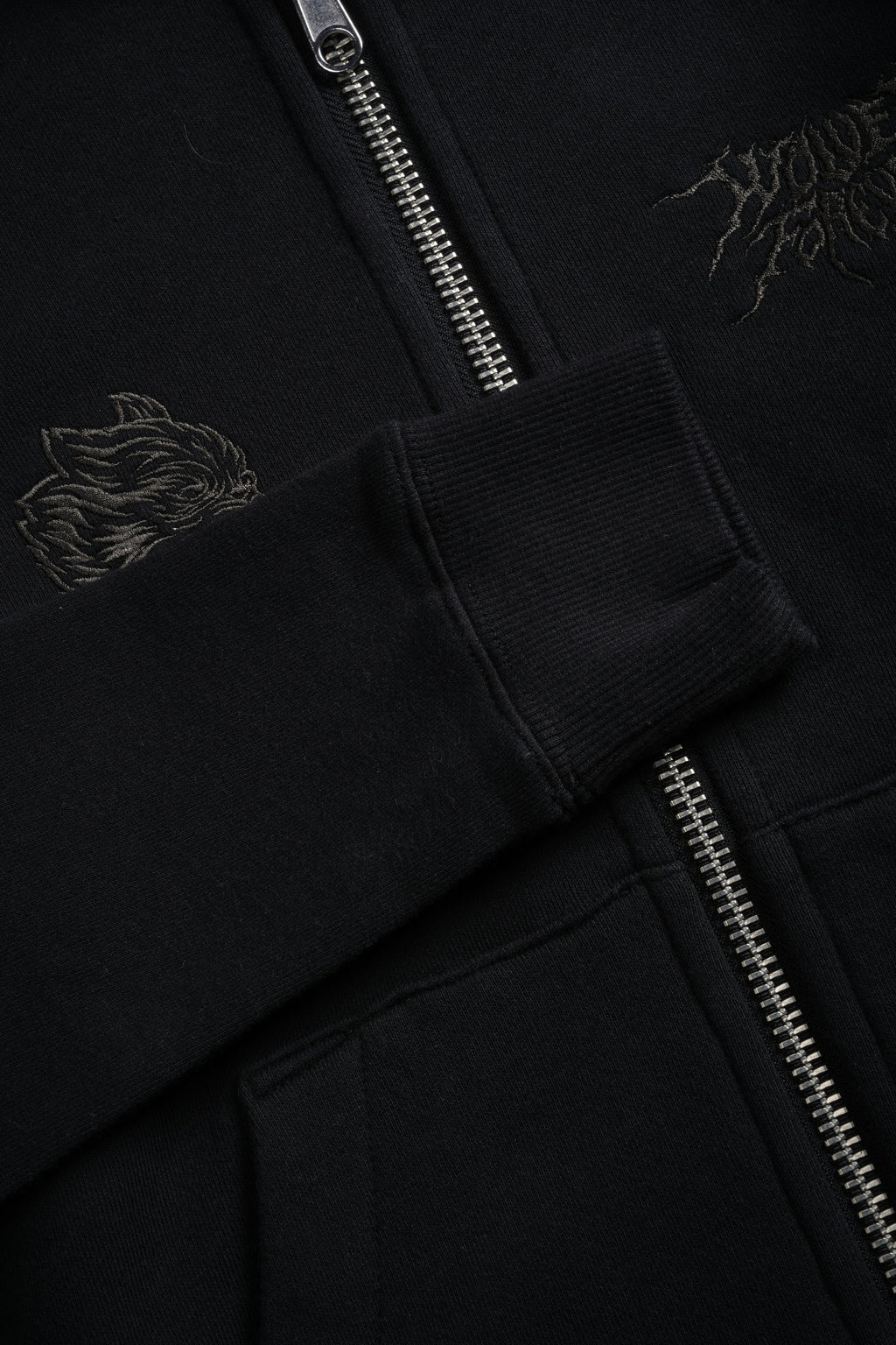 Moth Kanji "Iris" Zip Up Hoodie in Black — imagem 9