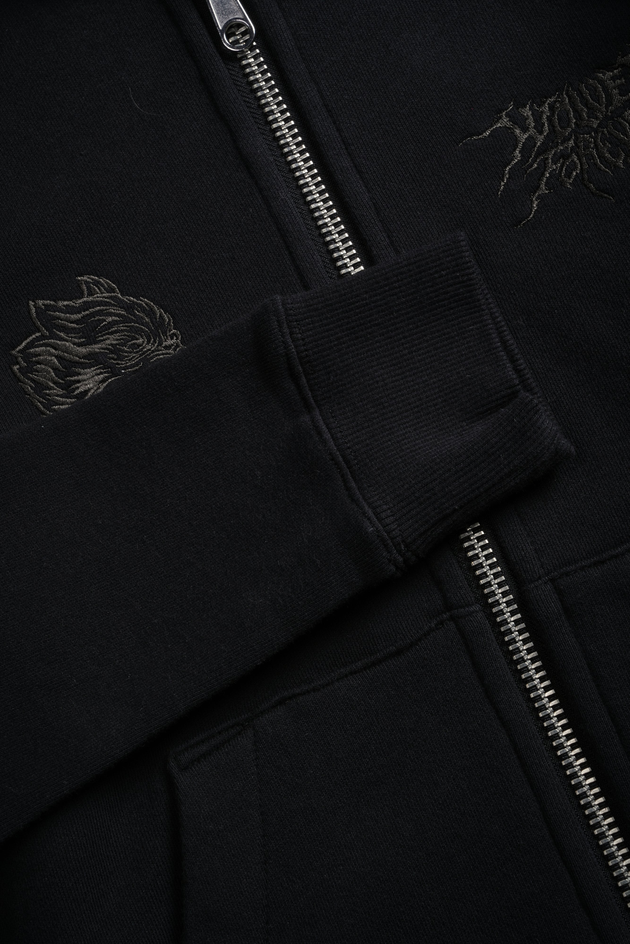 Moth Kanji "Iris" Zip Up Hoodie in Black — imagem 9