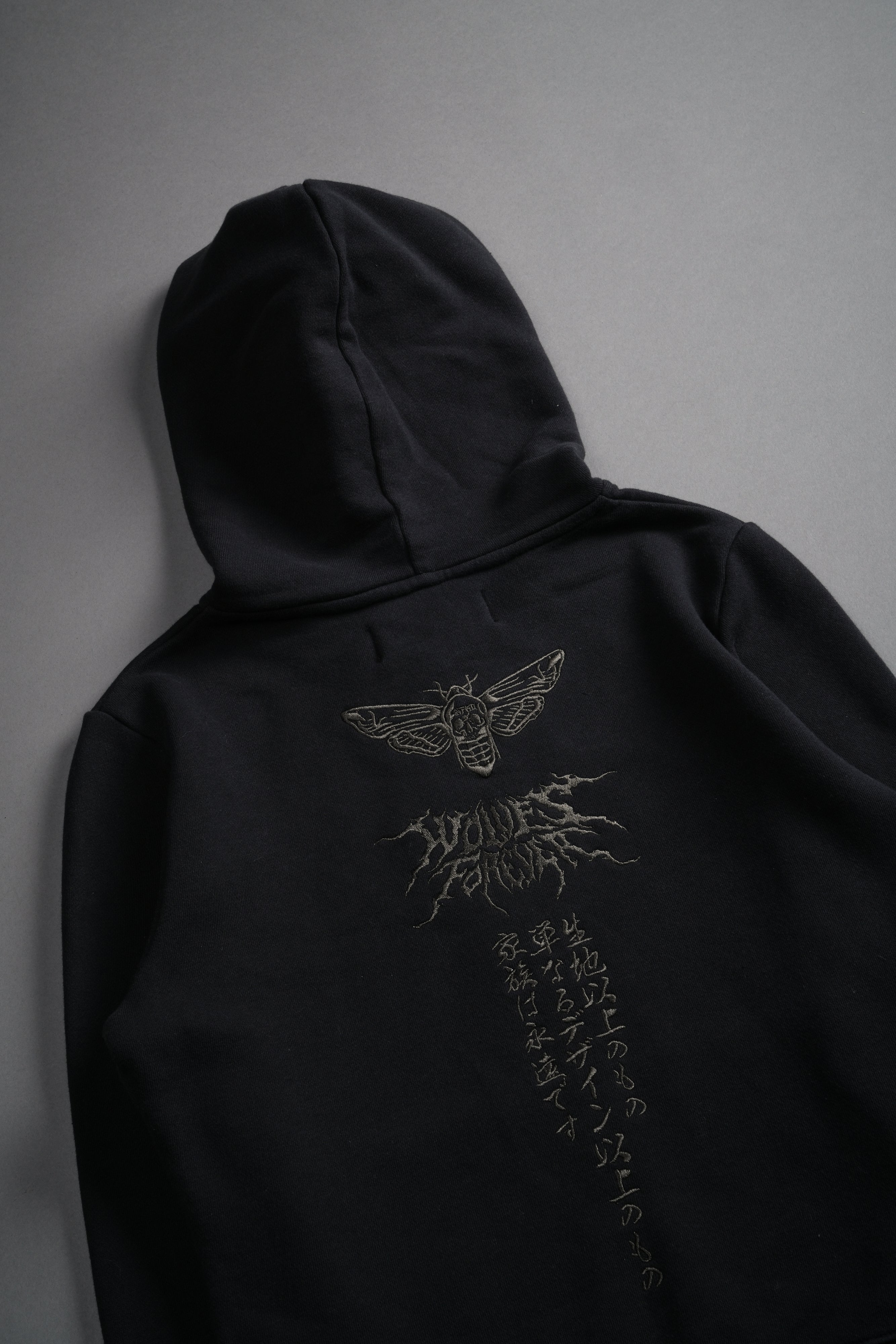 Moth Kanji "Iris" Zip Up Hoodie in Black — imagem 10