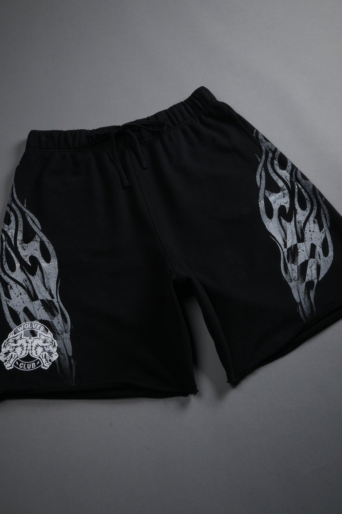 Race Inferno Grunge Oversized Raw Hem Post Lounge Sweat Shorts in Black - imagem 3
