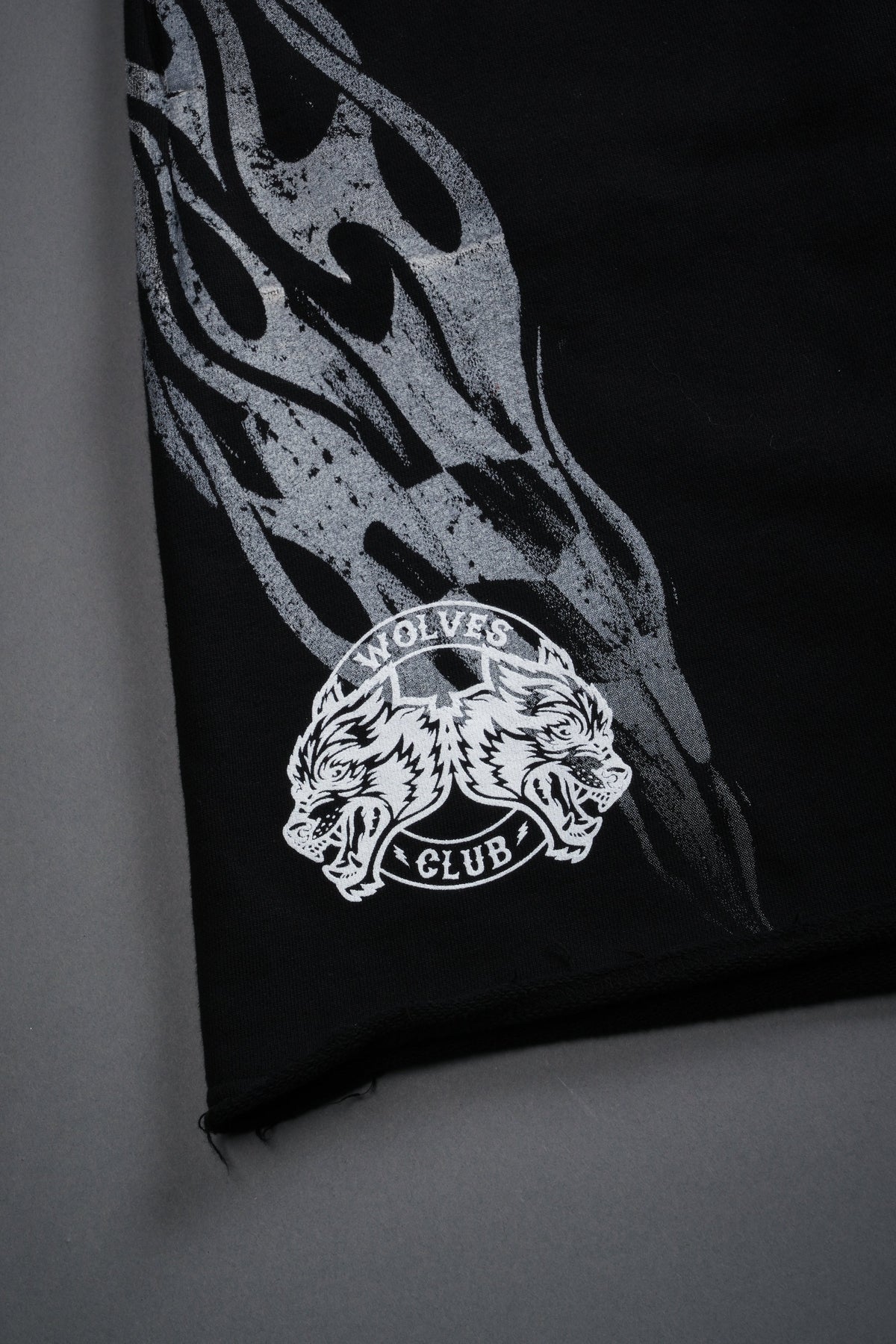 Race Inferno Grunge Oversized Raw Hem Post Lounge Sweat Shorts in Black - imagem 4