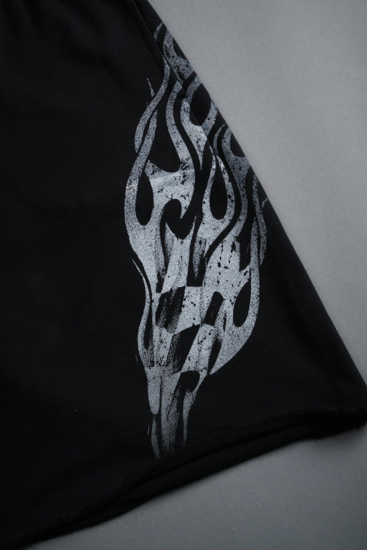 Race Inferno Grunge Oversized Raw Hem Post Lounge Sweat Shorts in Black - imagem 5