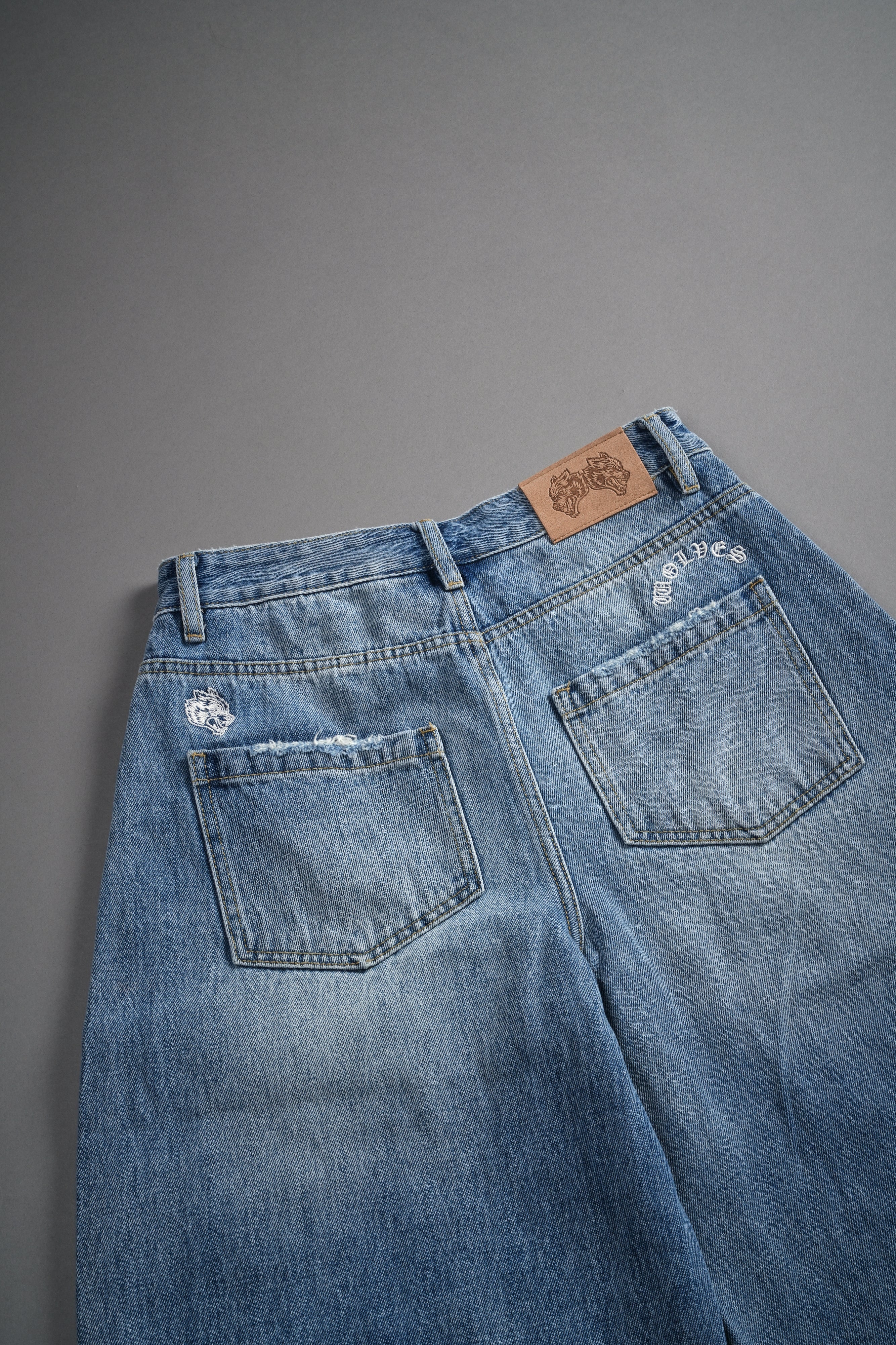 Wolf Chopper Seline Denim Shorts in Light Wash — imagem 11