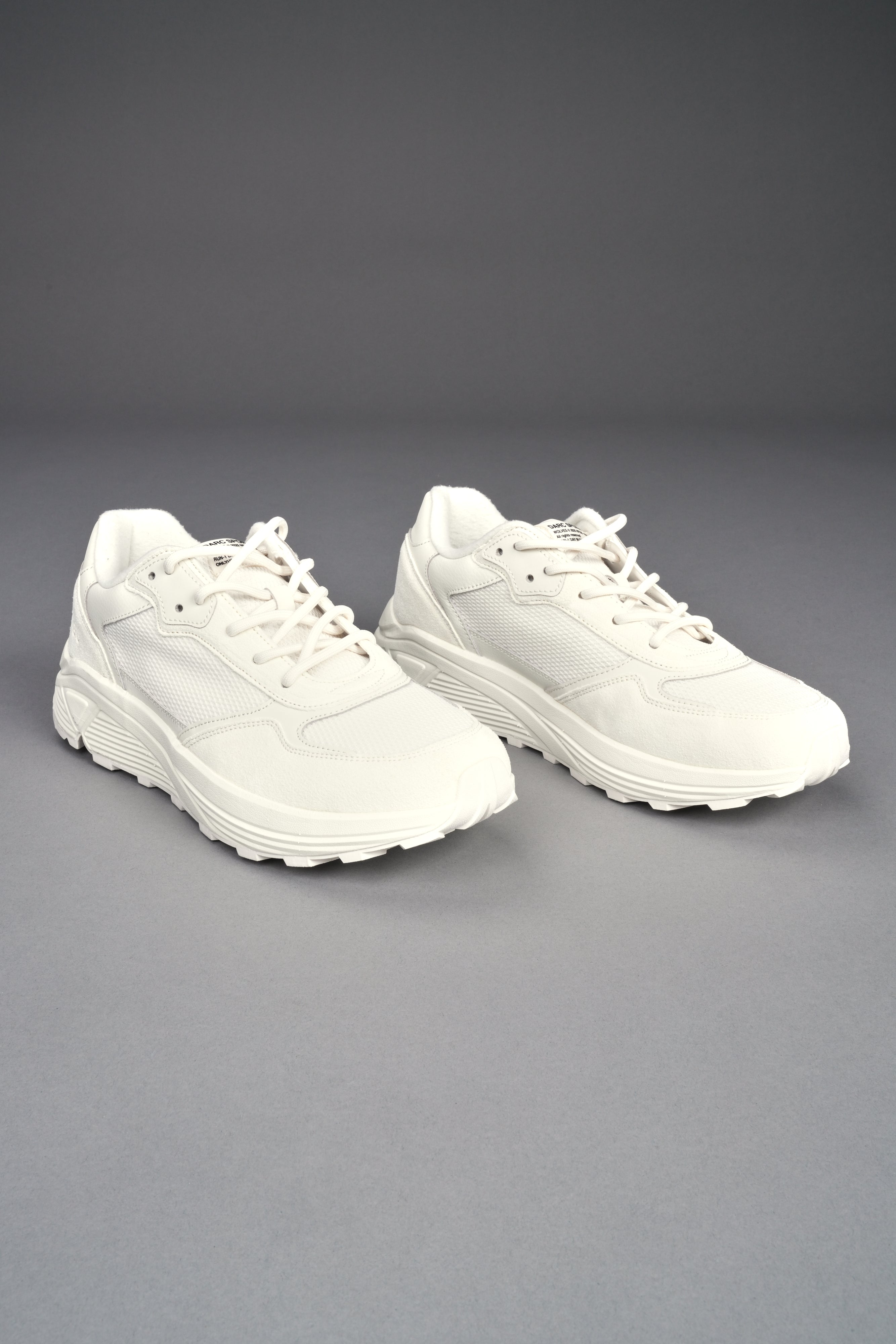 Run-1 Shoes in Cream/Black — imagem 5