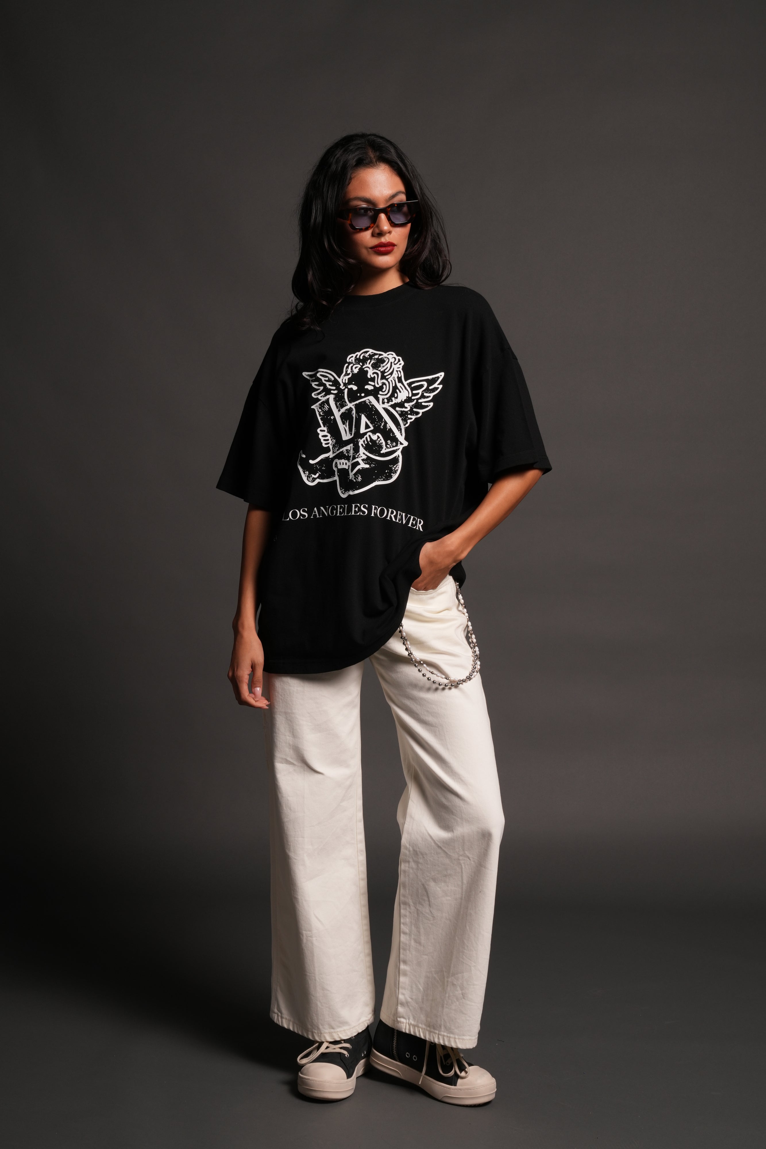 Los Cherub Premium Oversized Tee in Black — imagem 11