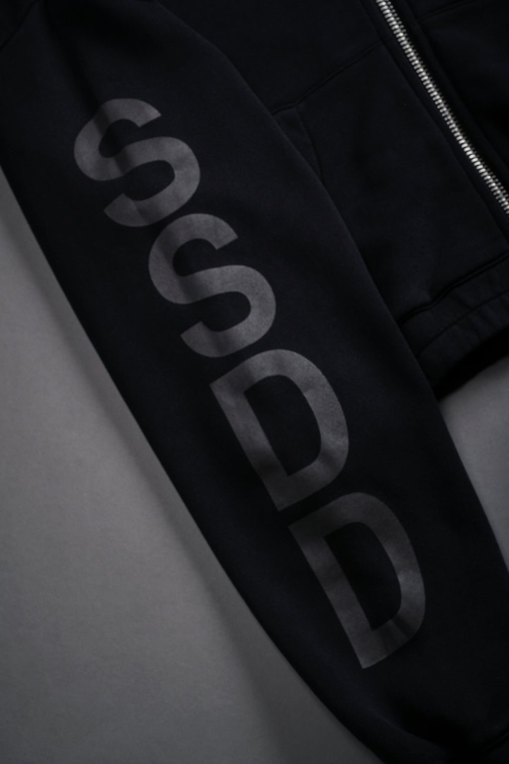 Life and Death "Chambers" (Cropped) Zip Hoodie in Black — imagem 9