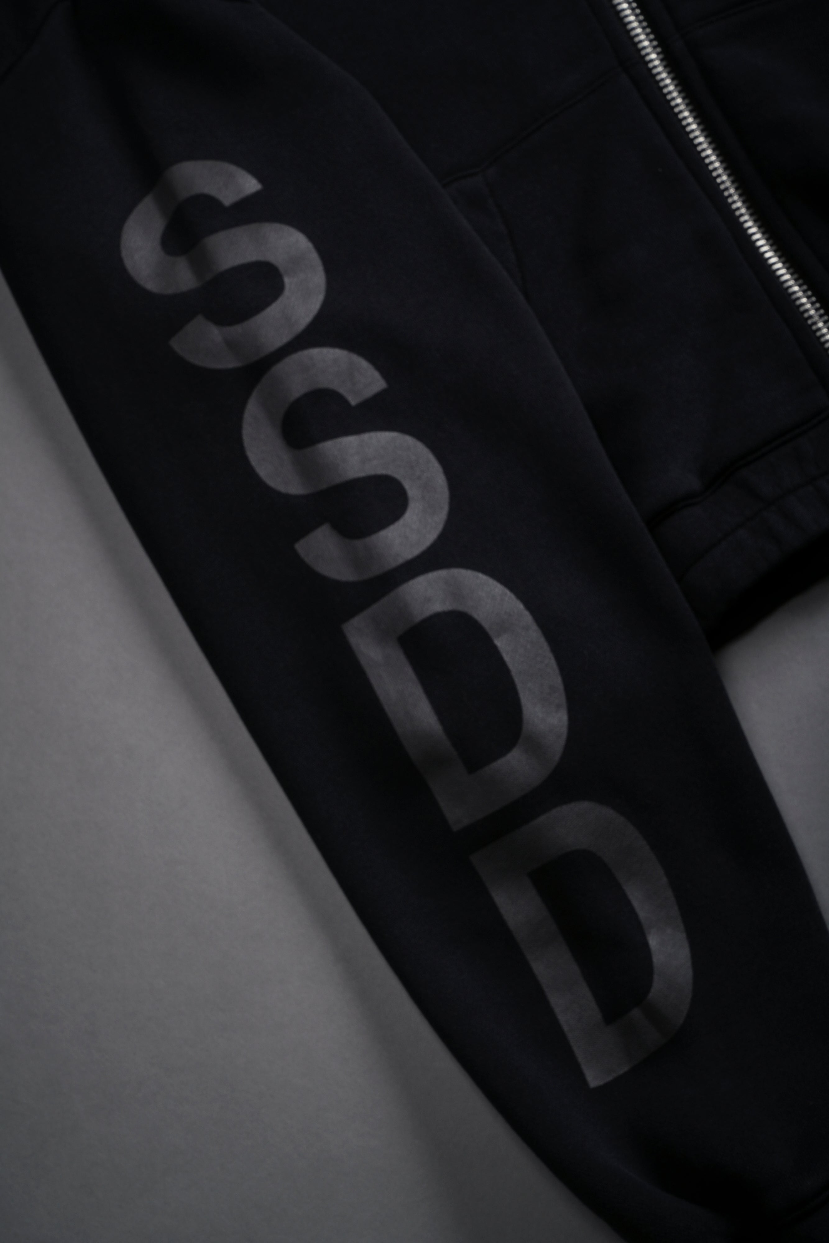 Life and Death "Chambers" (Cropped) Zip Hoodie in Black — imagem 9