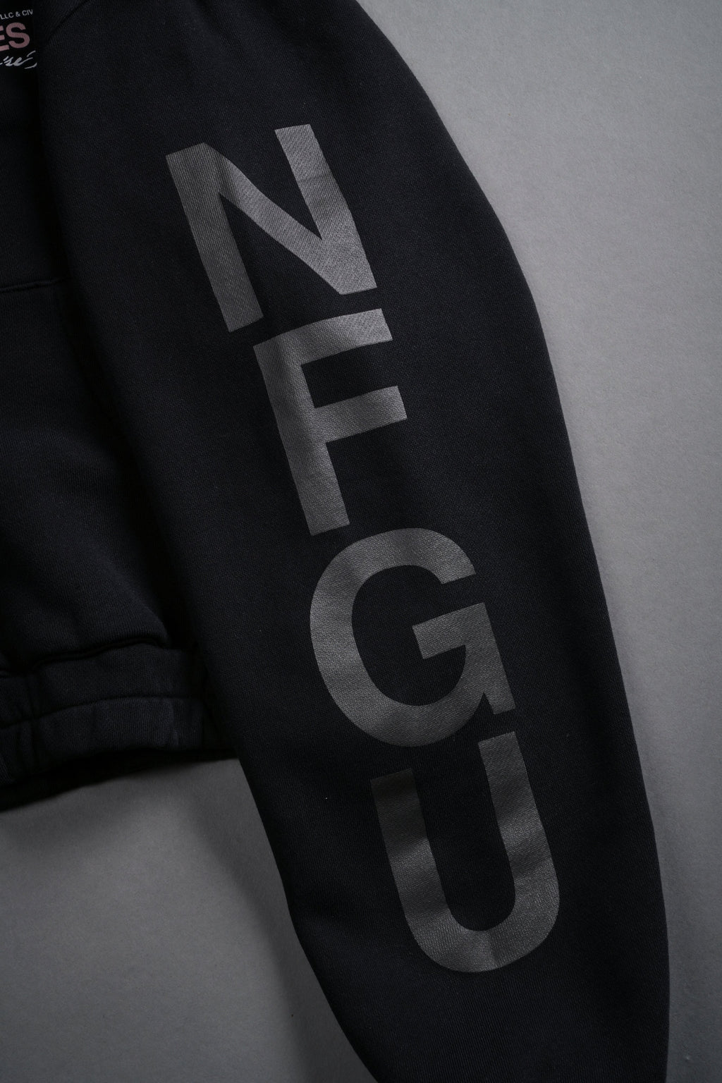 Life and Death "Chambers" (Cropped) Zip Hoodie in Black — imagem 10