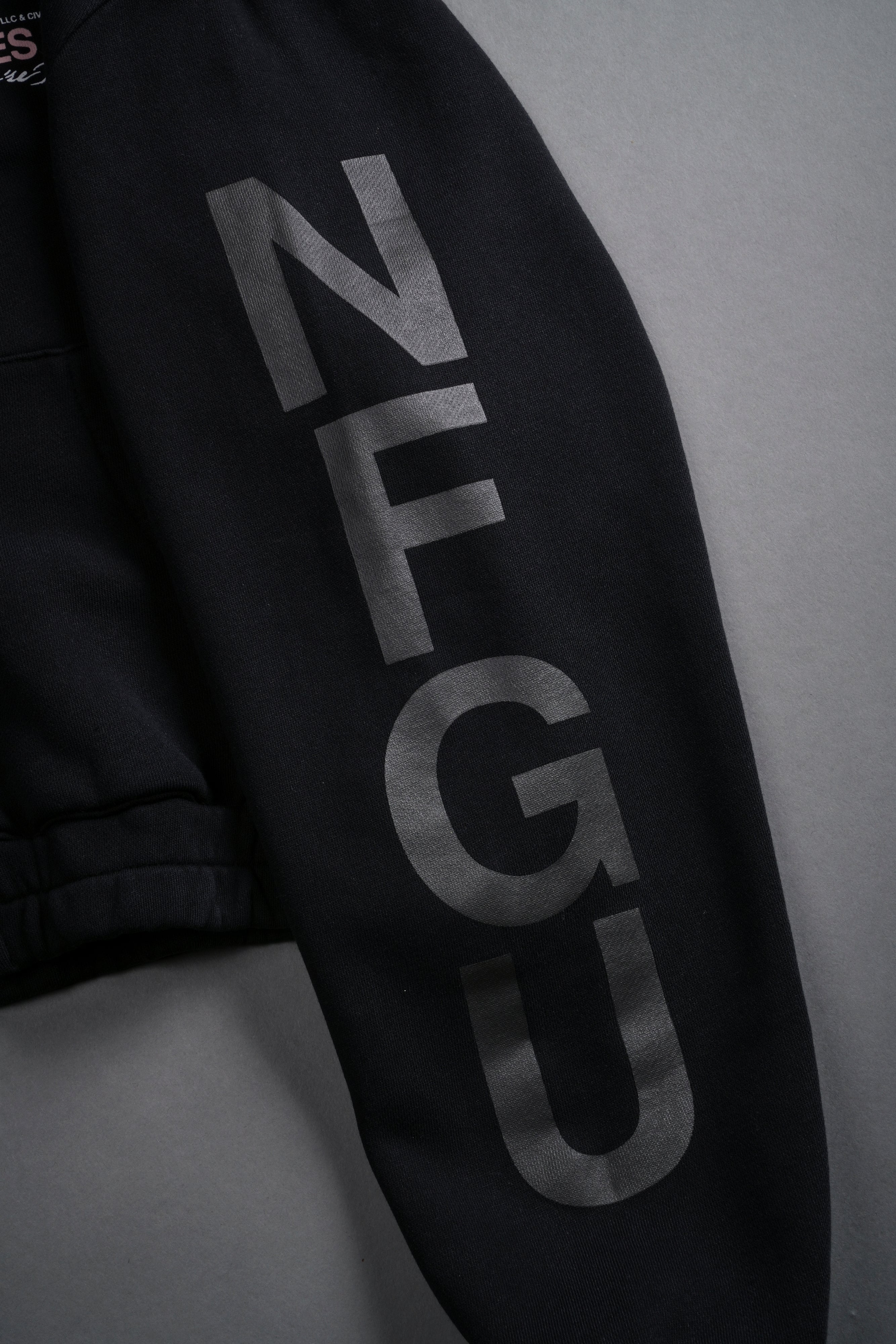 Life and Death "Chambers" (Cropped) Zip Hoodie in Black — imagem 10