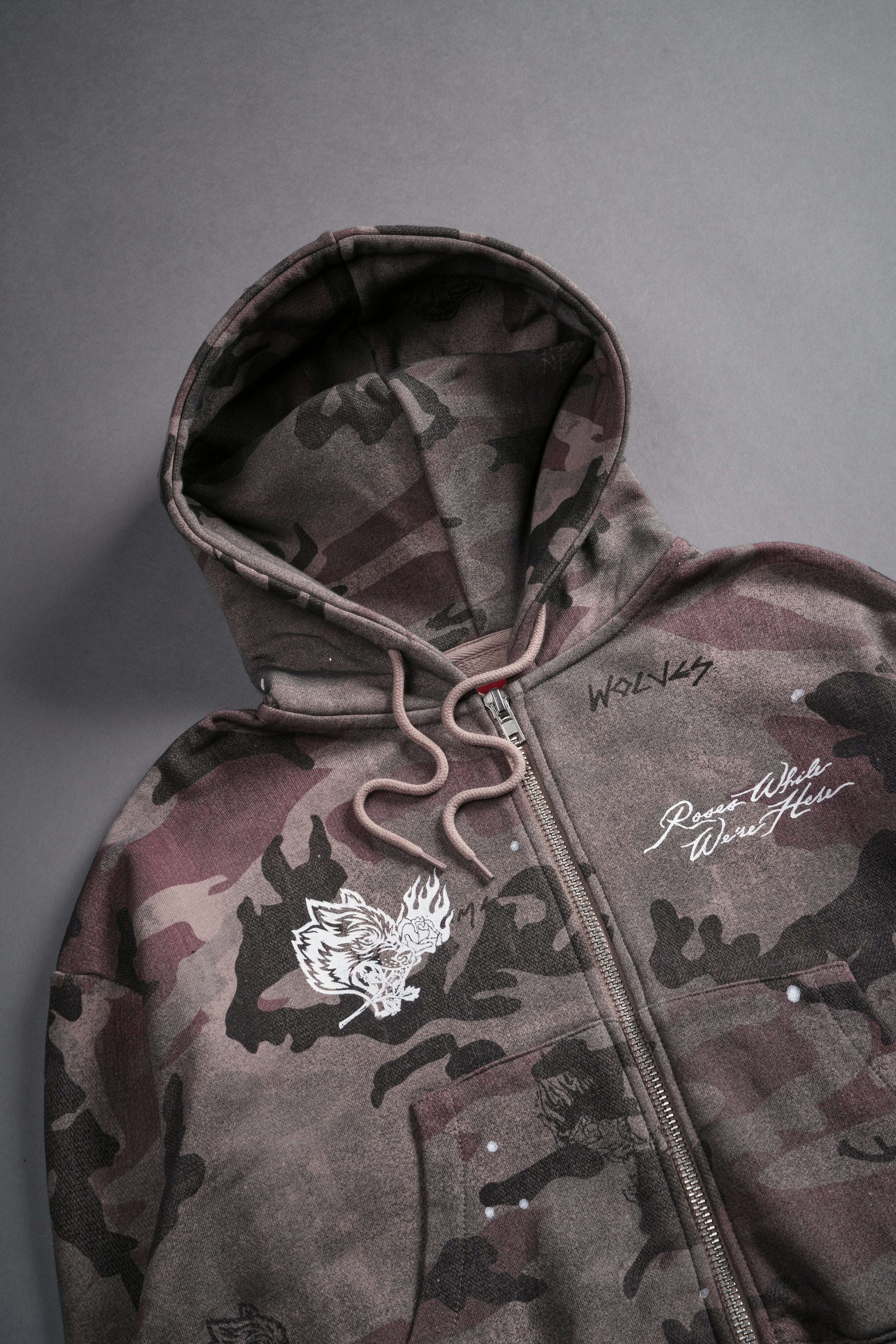 Roses While We're Here "Chambers" (Cropped) Zip Hoodie in Blooming Woodland Camo — imagem 7