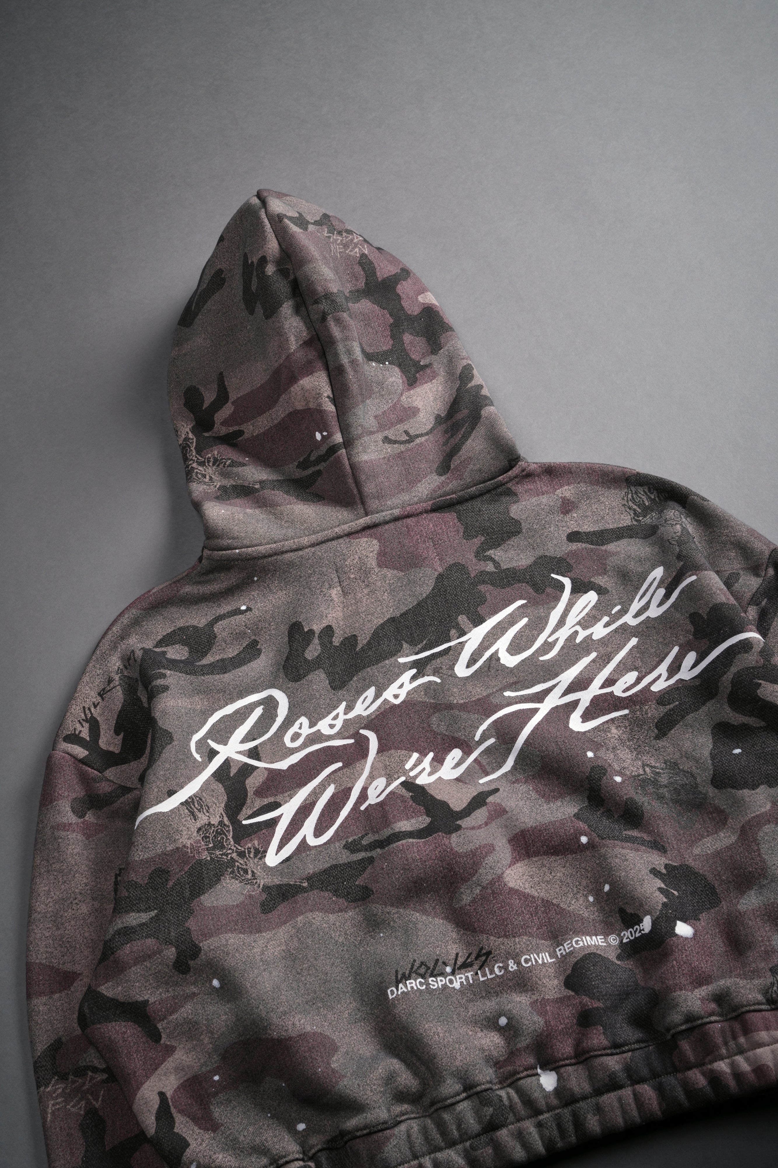 Roses While We're Here "Chambers" (Cropped) Zip Hoodie in Blooming Woodland Camo — imagem 8