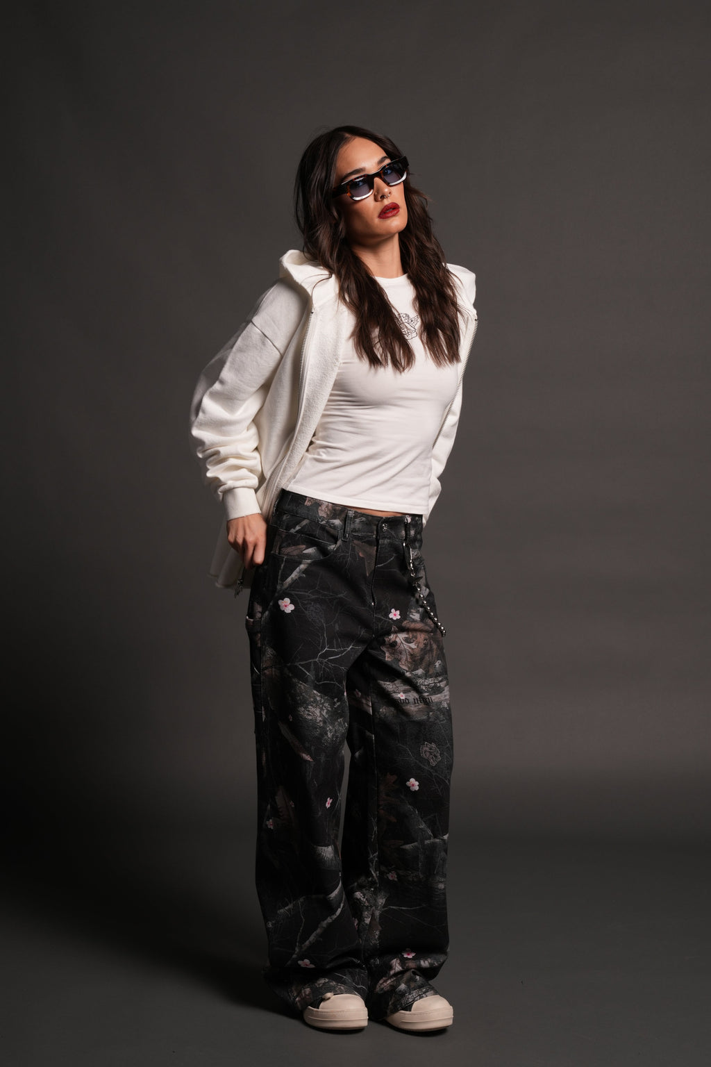 Los Cherub Distressed Grunge Mid Length Raw Hem Zip Hoodie in Cream — imagem 11