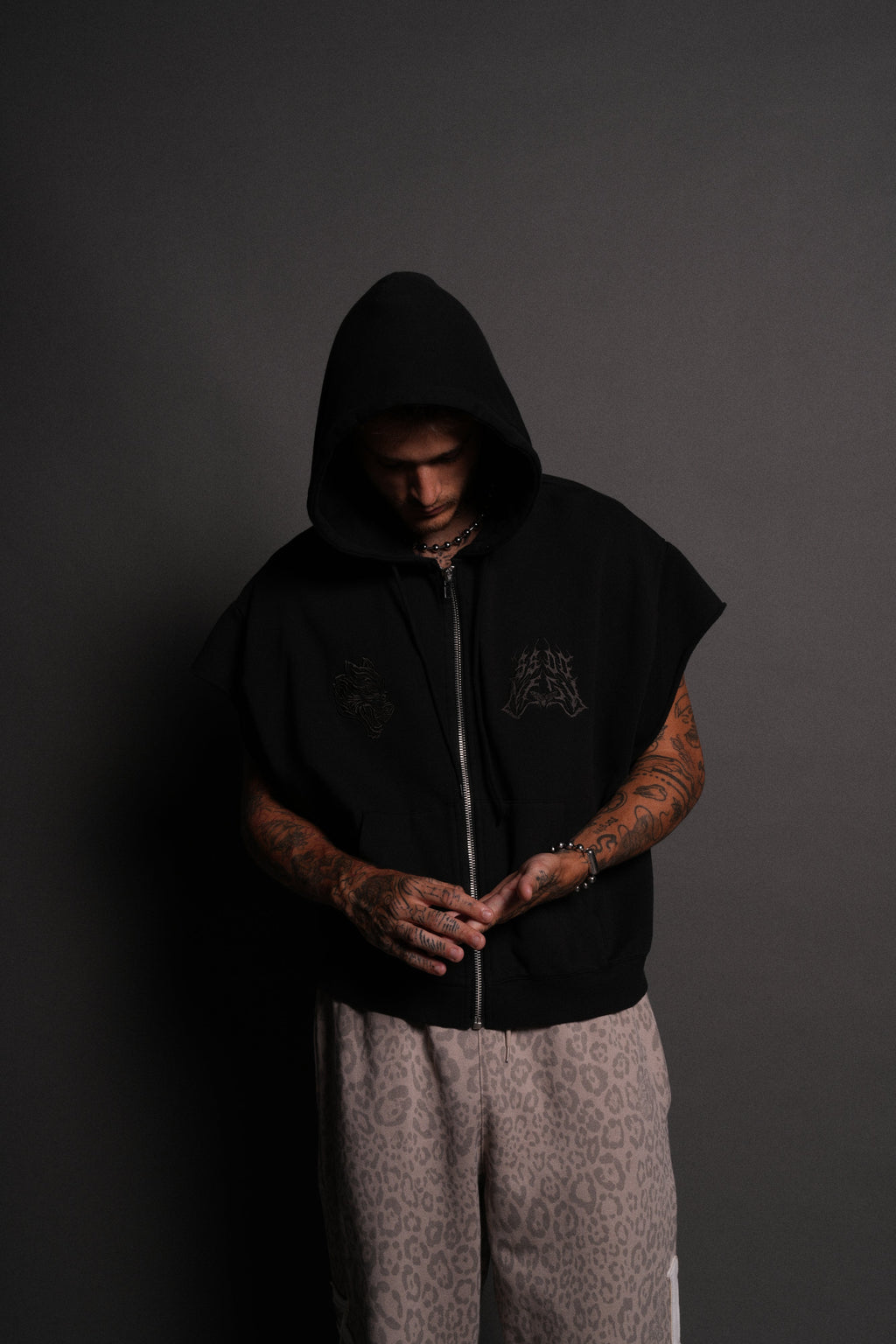 SSDDNFGU Moth Creed Cap Zip Hoodie in Black — imagem 2