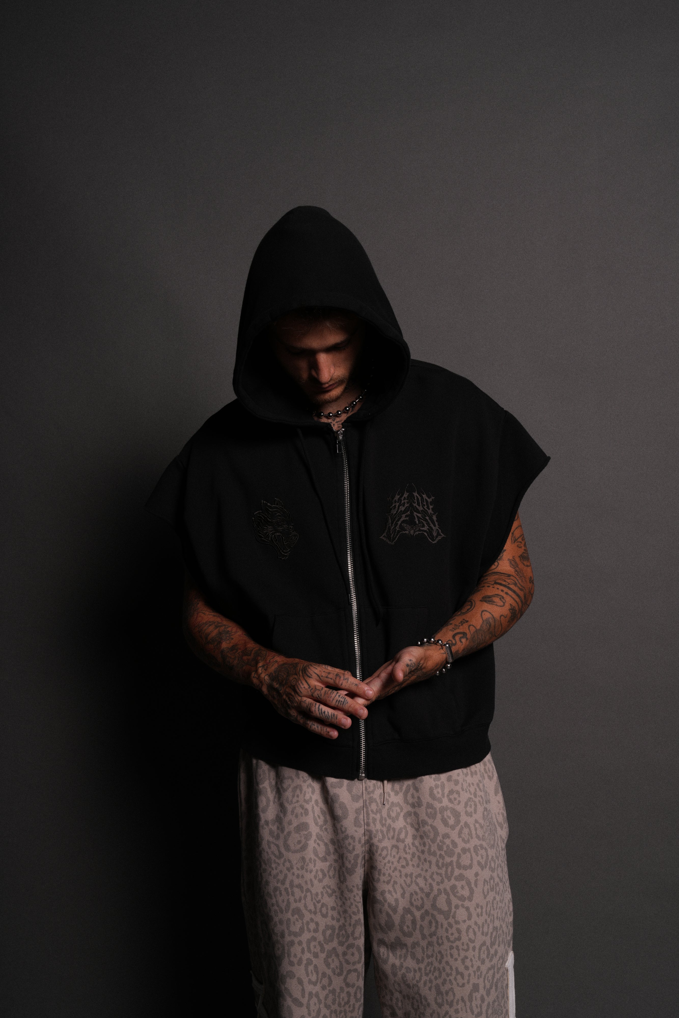 SSDDNFGU Moth Creed Cap Zip Hoodie in Black — imagem 2