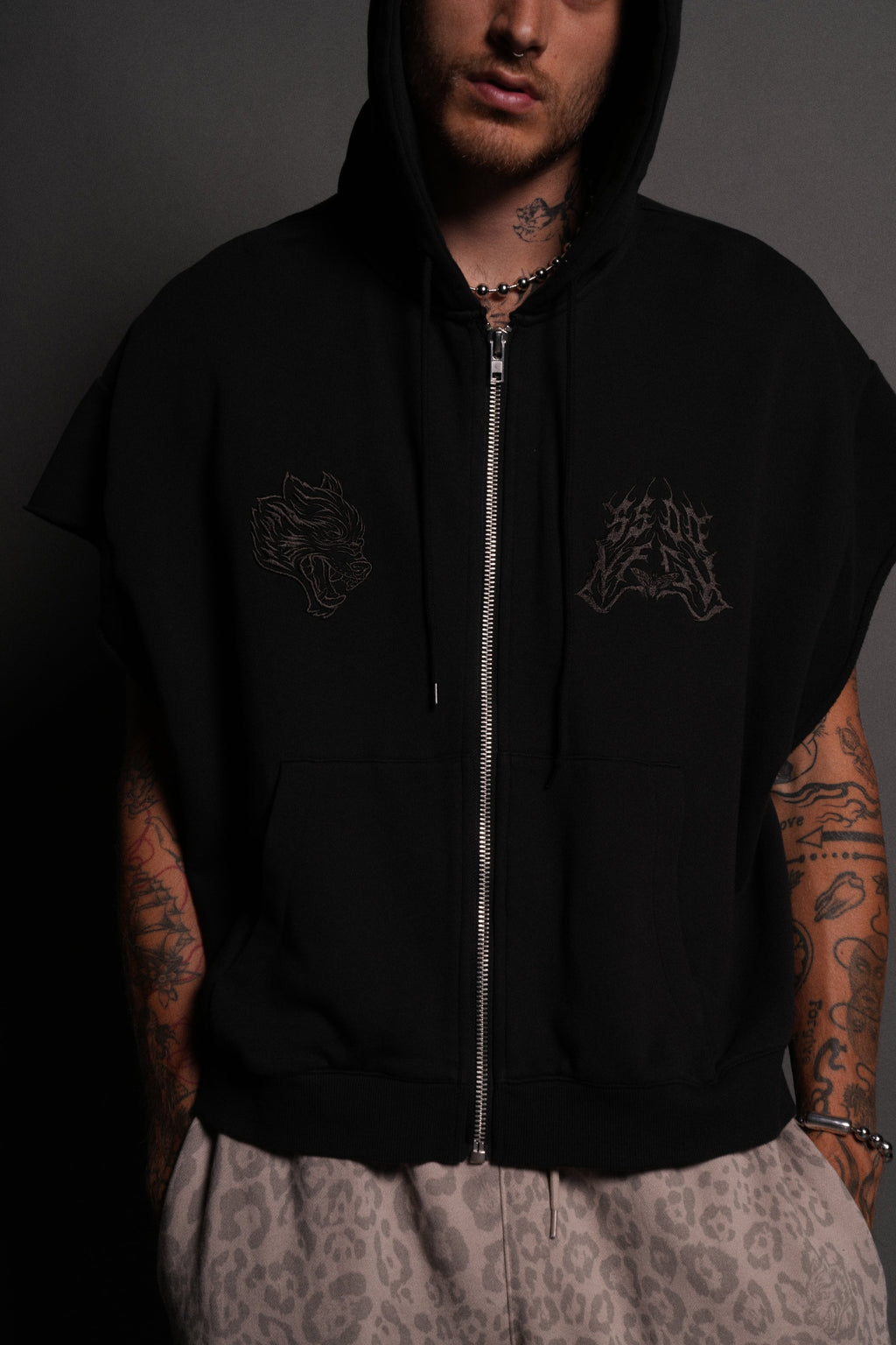 SSDDNFGU Moth Creed Cap Zip Hoodie in Black — imagem 8