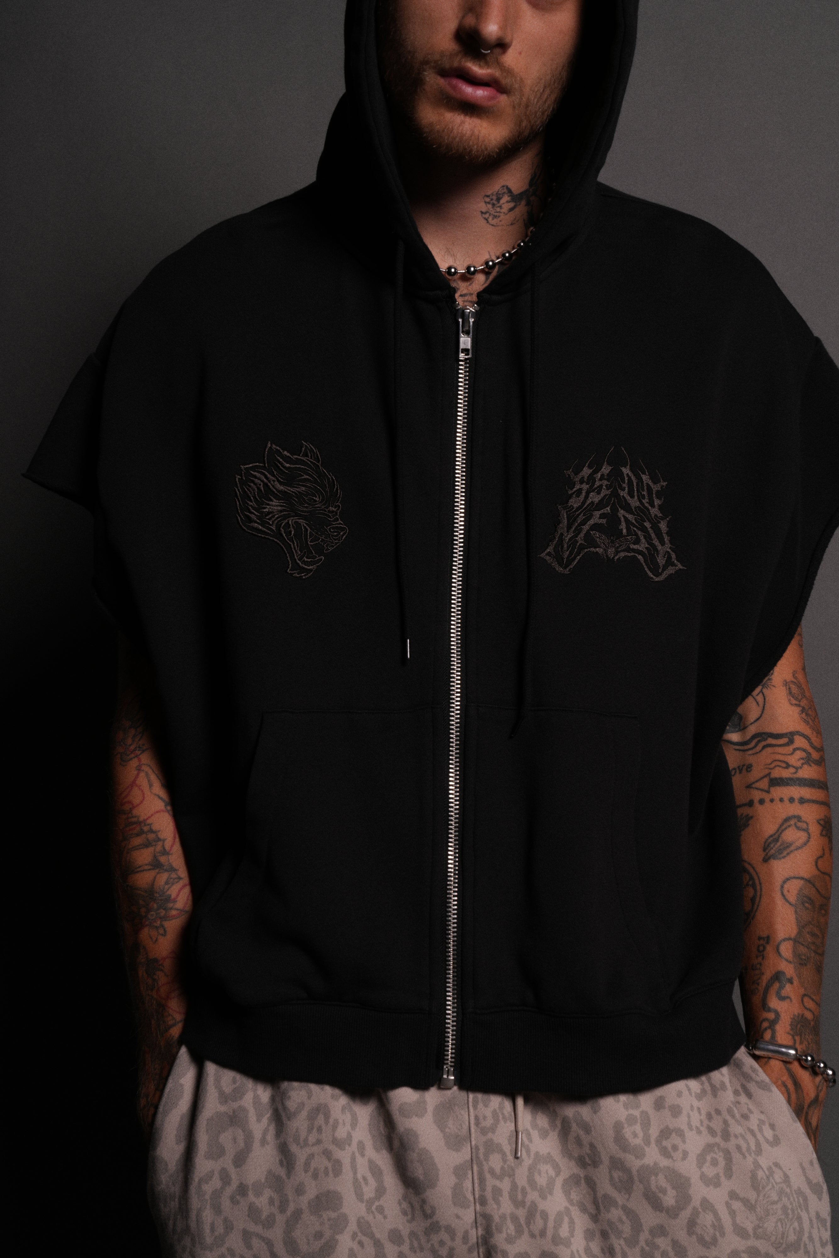 SSDDNFGU Moth Creed Cap Zip Hoodie in Black — imagem 8