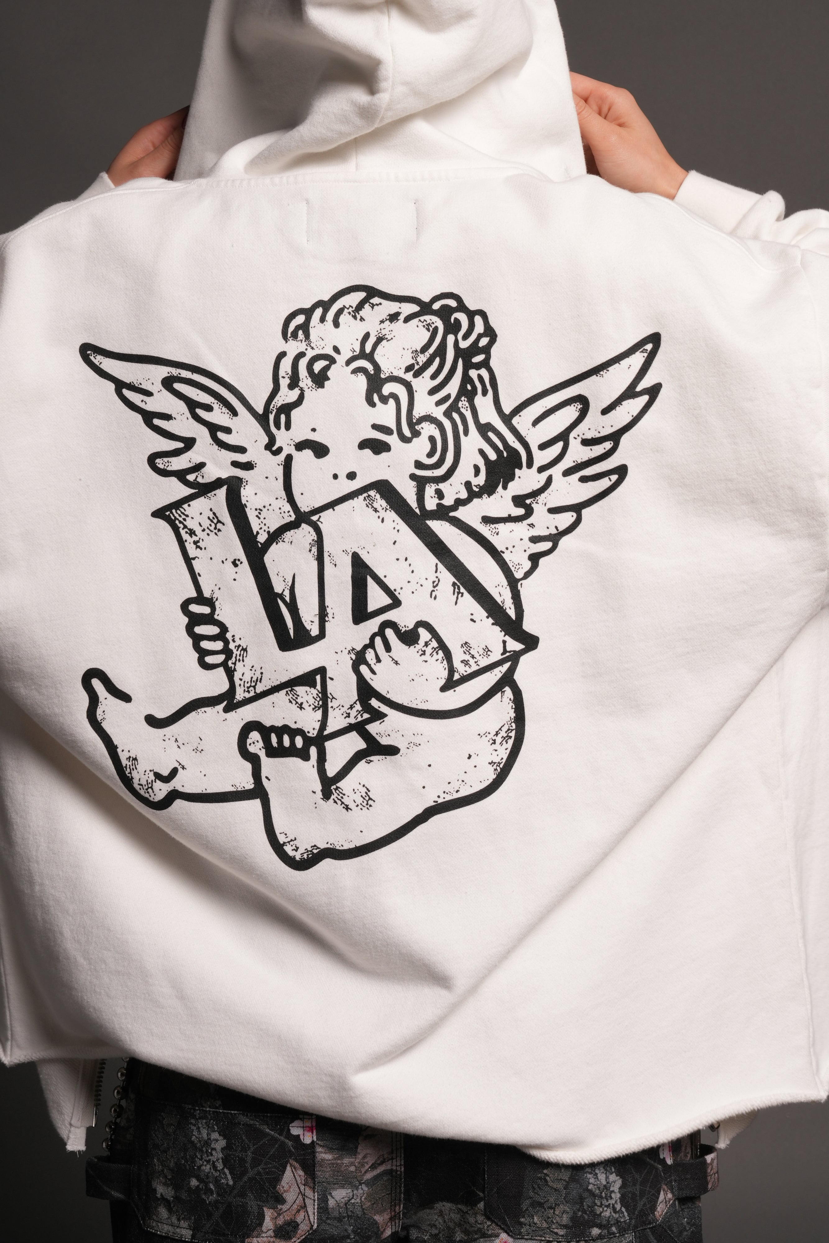 Los Cherub Distressed Grunge Mid Length Raw Hem Zip Hoodie in Cream — imagem 13