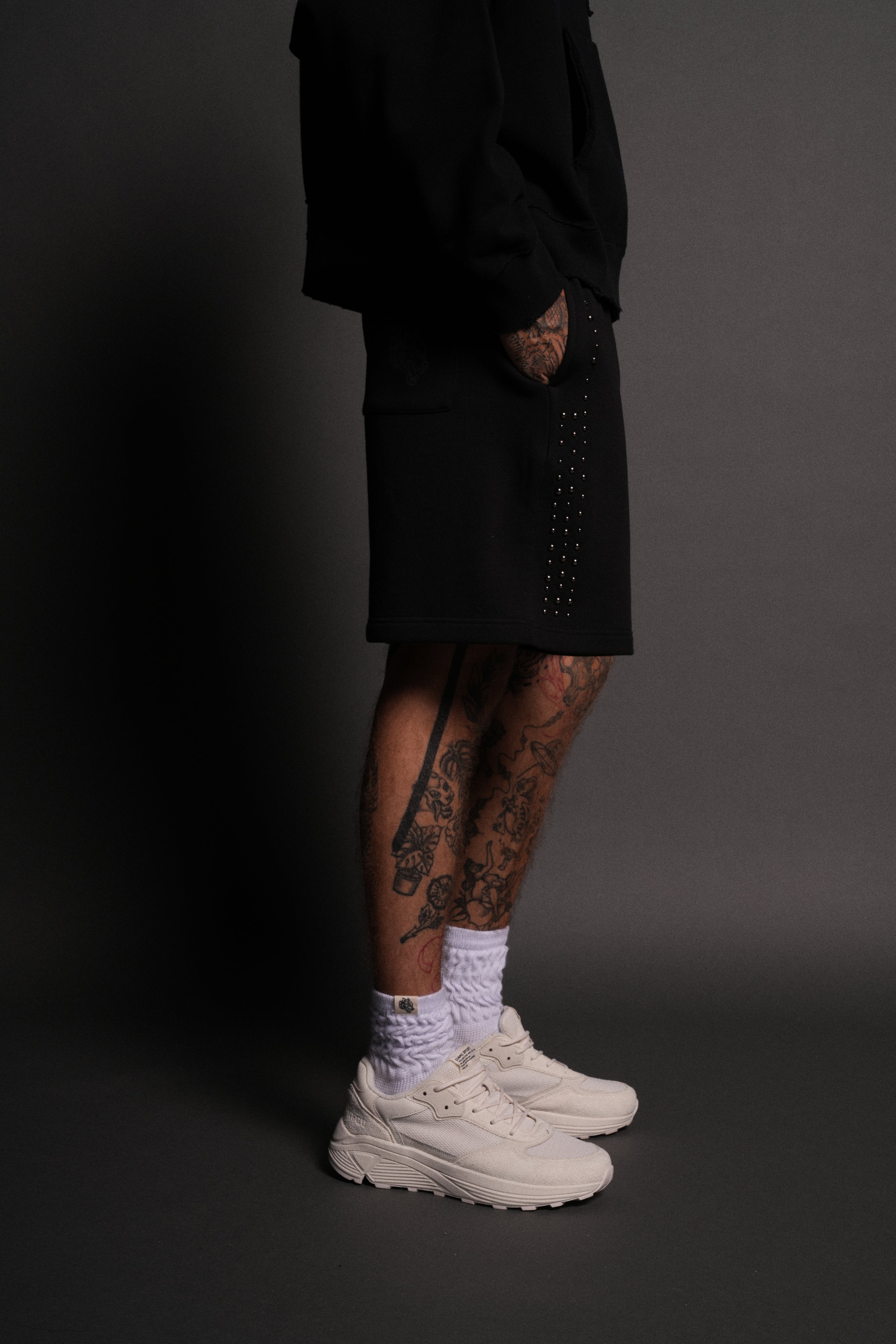 Stud Wolf Post Lounge Sweat Shorts in Black — imagem 5