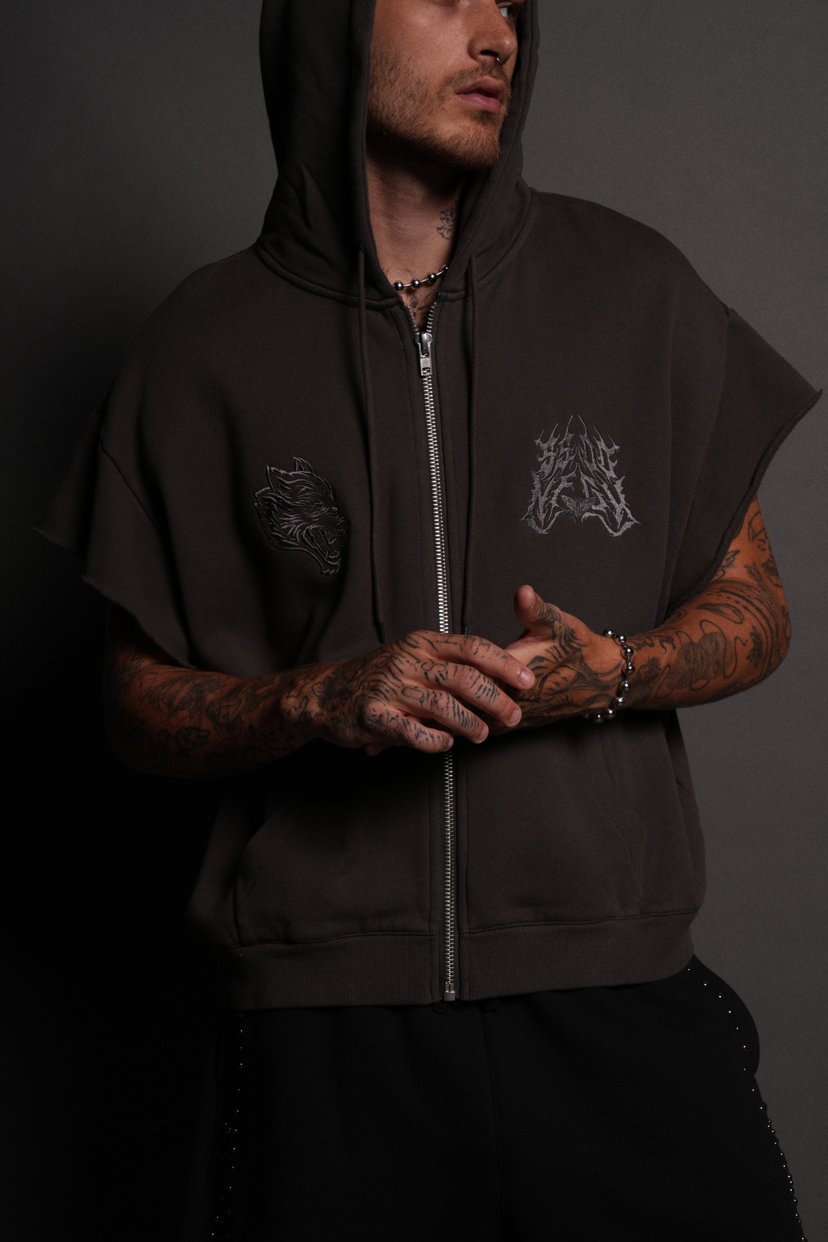 SSDDNFGU Moth Creed Cap Zip Hoodie in Wolf Gray — imagem 4