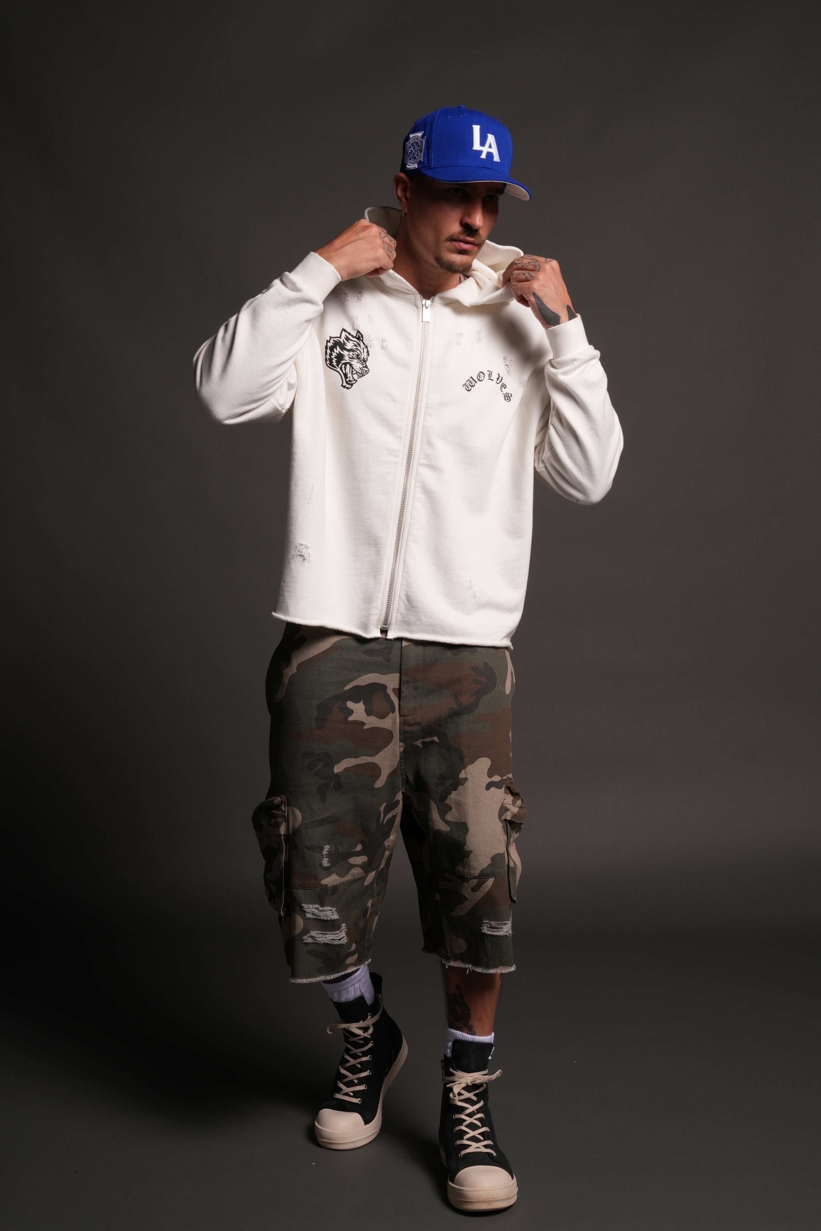 Los Cherub Distressed Grunge Mid Length Raw Hem Zip Hoodie in Cream — imagem 5