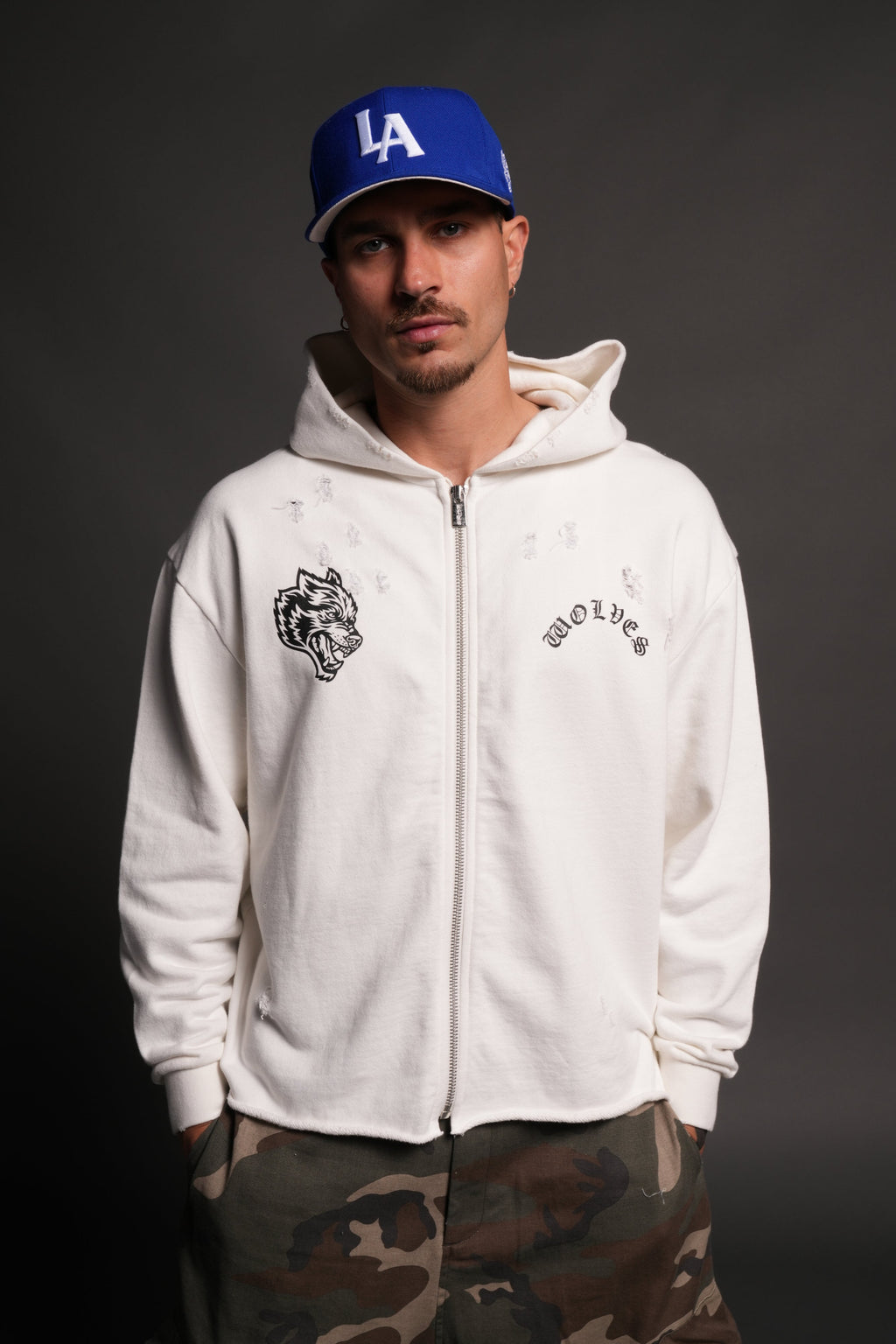Los Cherub Distressed Grunge Mid Length Raw Hem Zip Hoodie in Cream — imagem 2