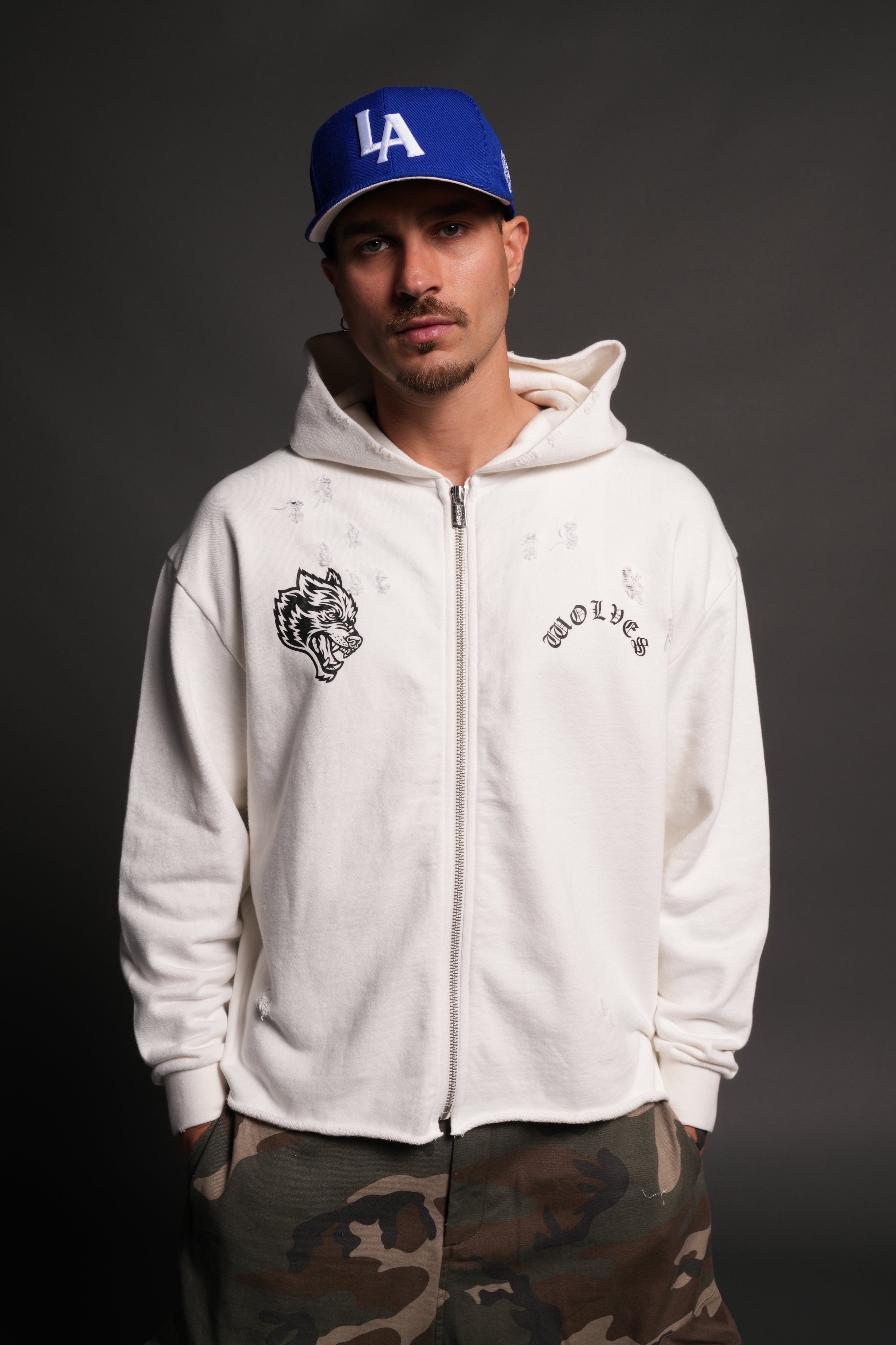 Los Cherub Distressed Grunge Mid Length Raw Hem Zip Hoodie in Cream — imagem 2