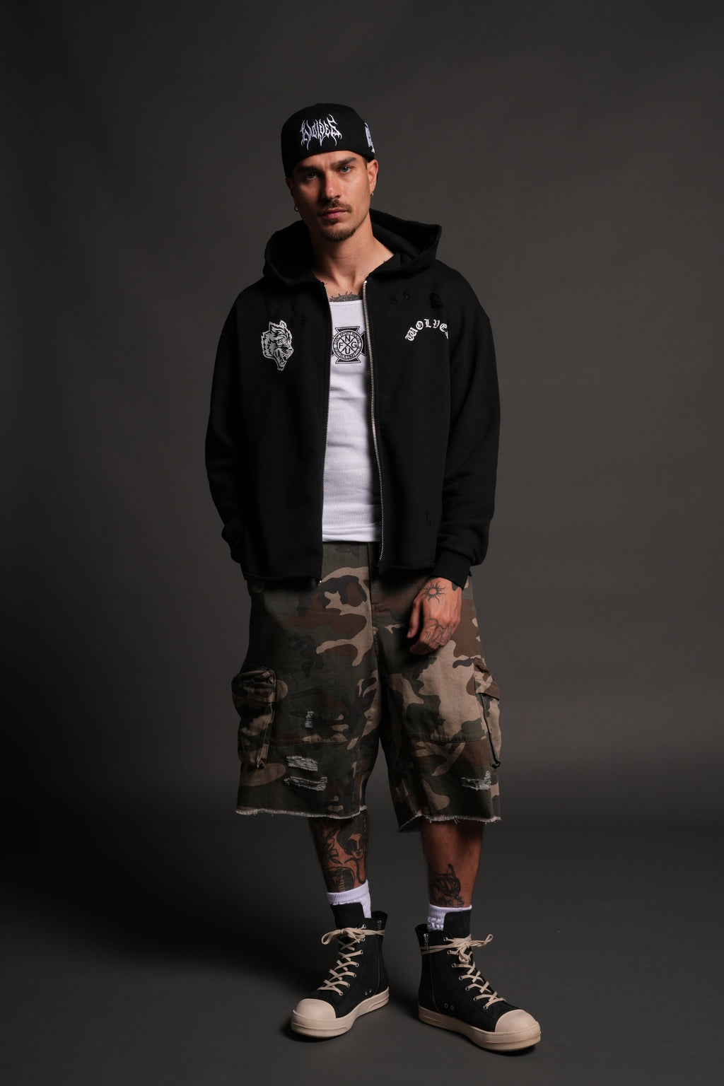 Los Cherub Distressed Grunge Mid Length Raw Hem Zip Hoodie in Black — imagem 5