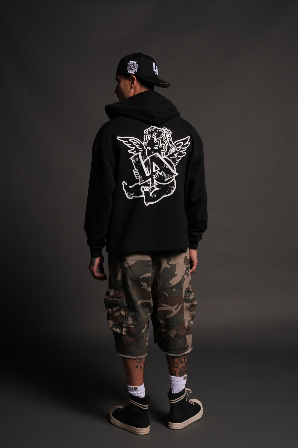 Los Cherub Distressed Grunge Mid Length Raw Hem Zip Hoodie in Black — imagem 6