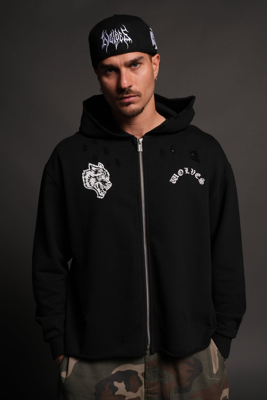 Los Cherub Distressed Grunge Mid Length Raw Hem Zip Hoodie in Black — imagem 2