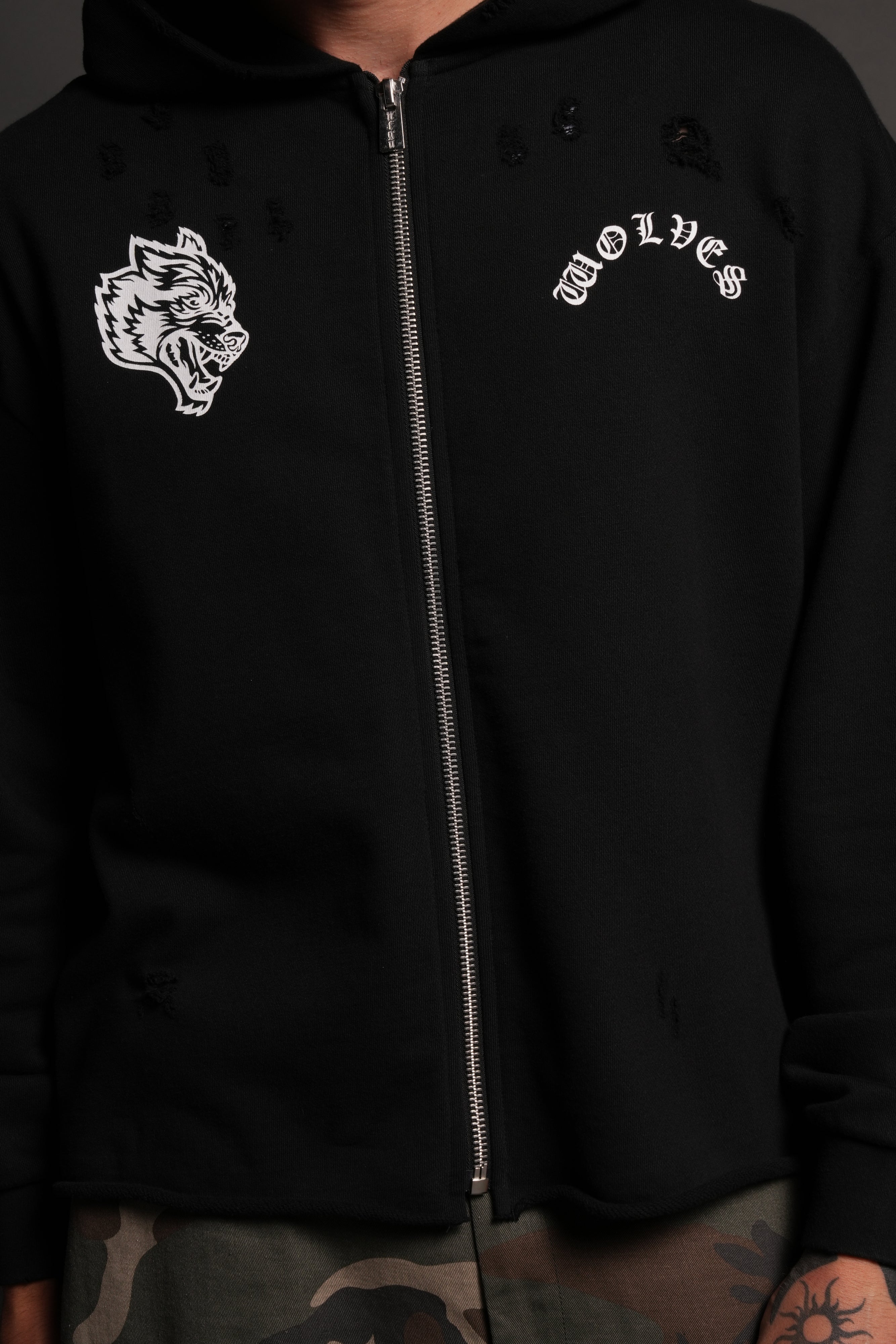 Los Cherub Distressed Grunge Mid Length Raw Hem Zip Hoodie in Black — imagem 7