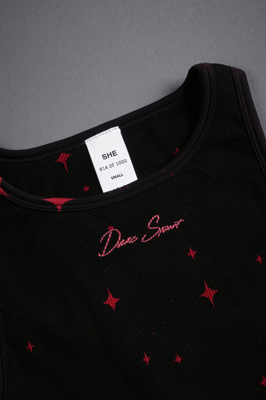 Darc Script "Everson Seamless" Curve Tank in Black/Red Starry Night — imagem 7