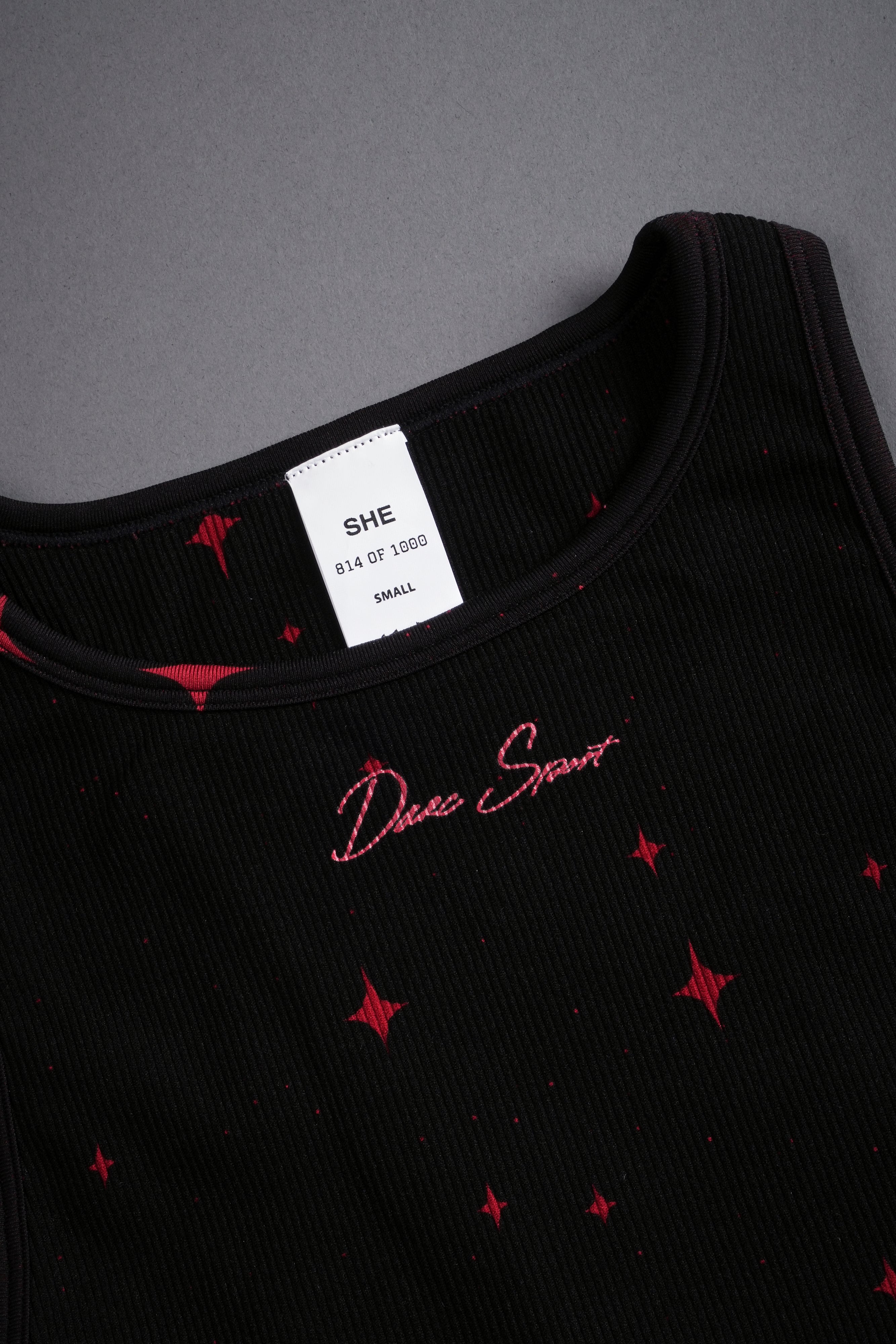 Darc Script "Everson Seamless" Curve Tank in Black/Red Starry Night — imagem 7