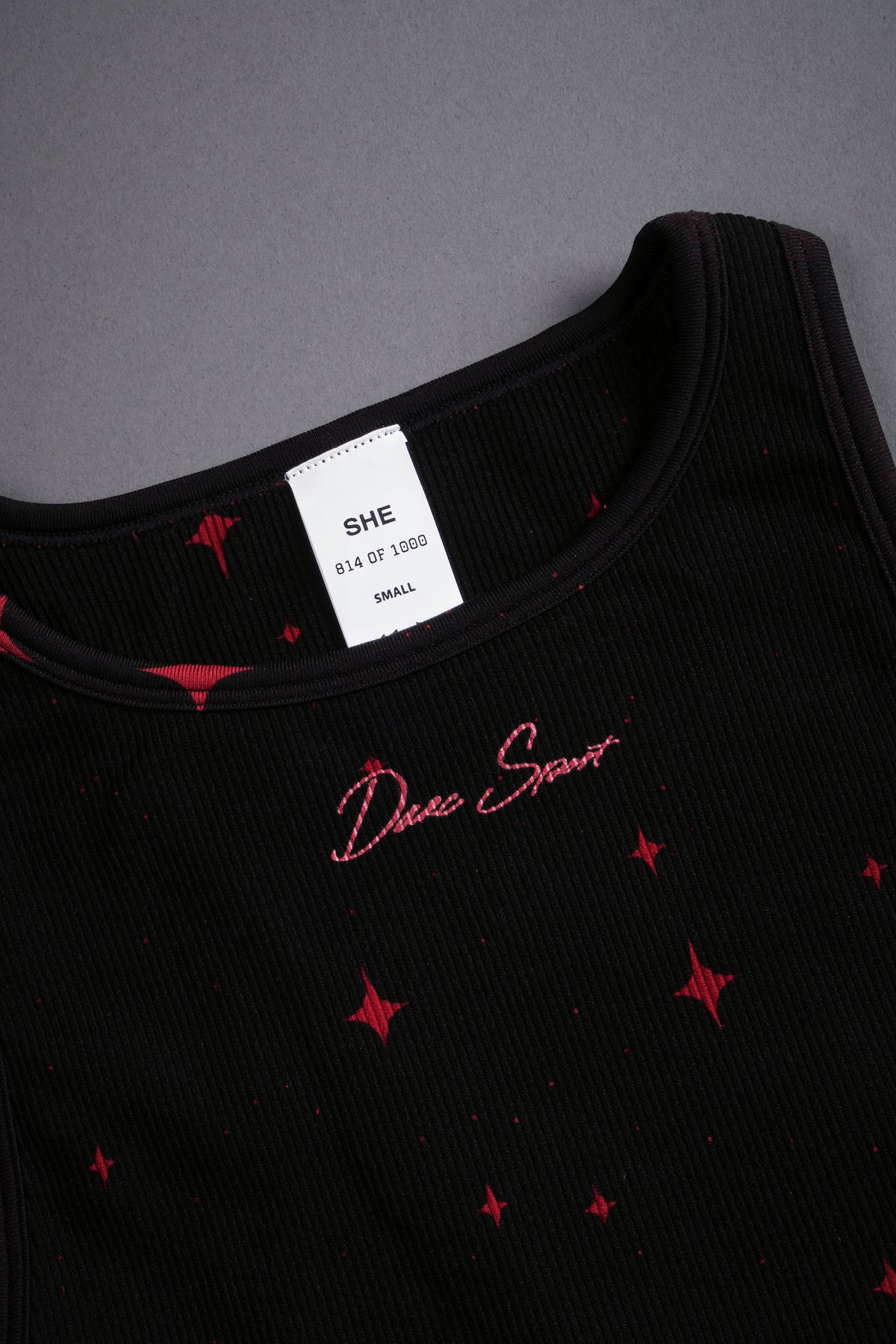 Darc Script "Everson Seamless" Curve Tank in Black/Red Starry Night - imagem 7