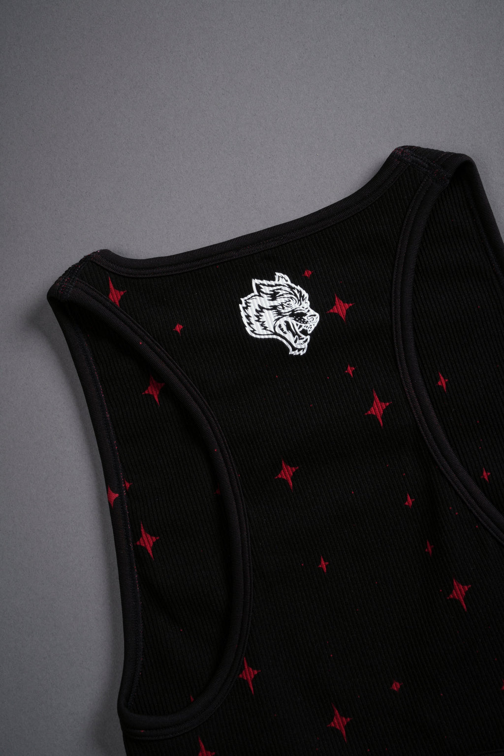 Darc Script "Everson Seamless" Curve Tank in Black/Red Starry Night — imagem 9