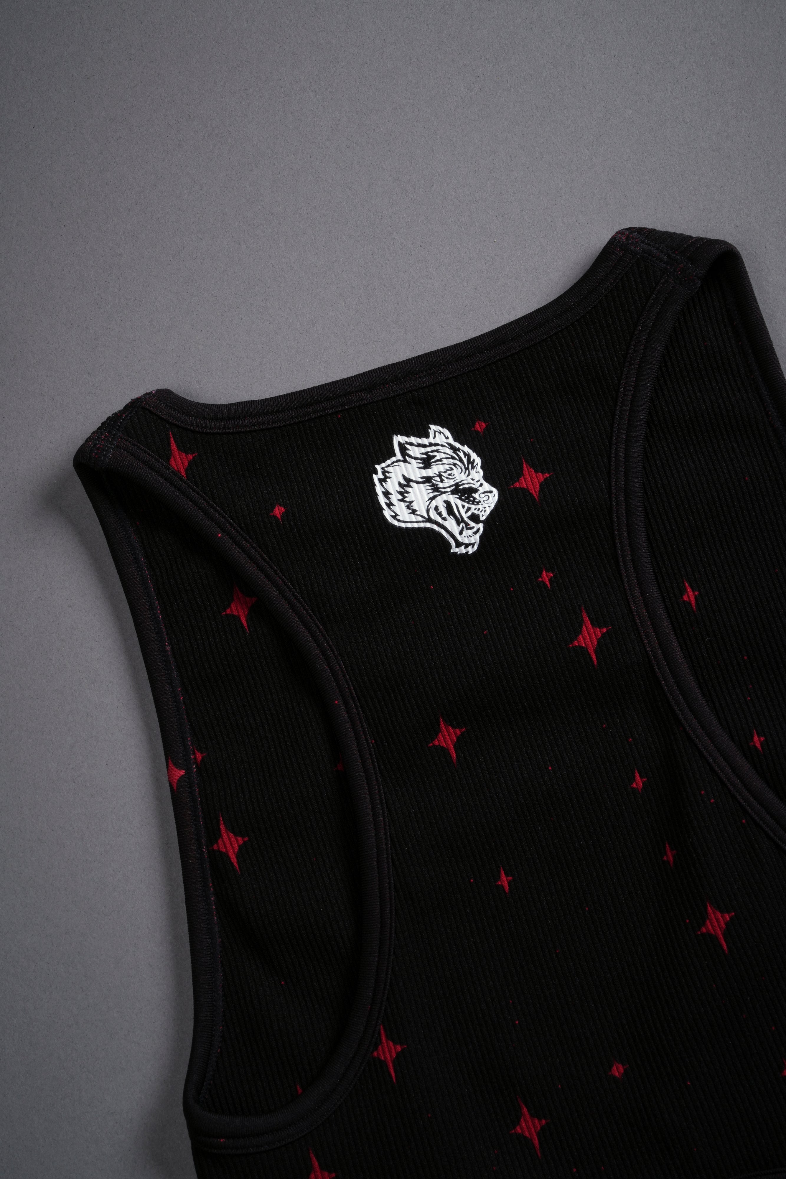Darc Script "Everson Seamless" Curve Tank in Black/Red Starry Night — imagem 9