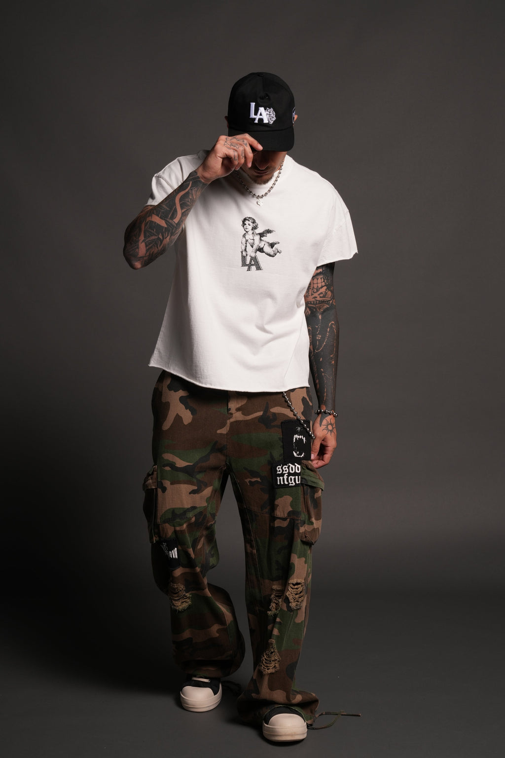 La Cherub Grunge Mid Length Raw Hem Cap Sleeve Tee in Cream — imagem 5